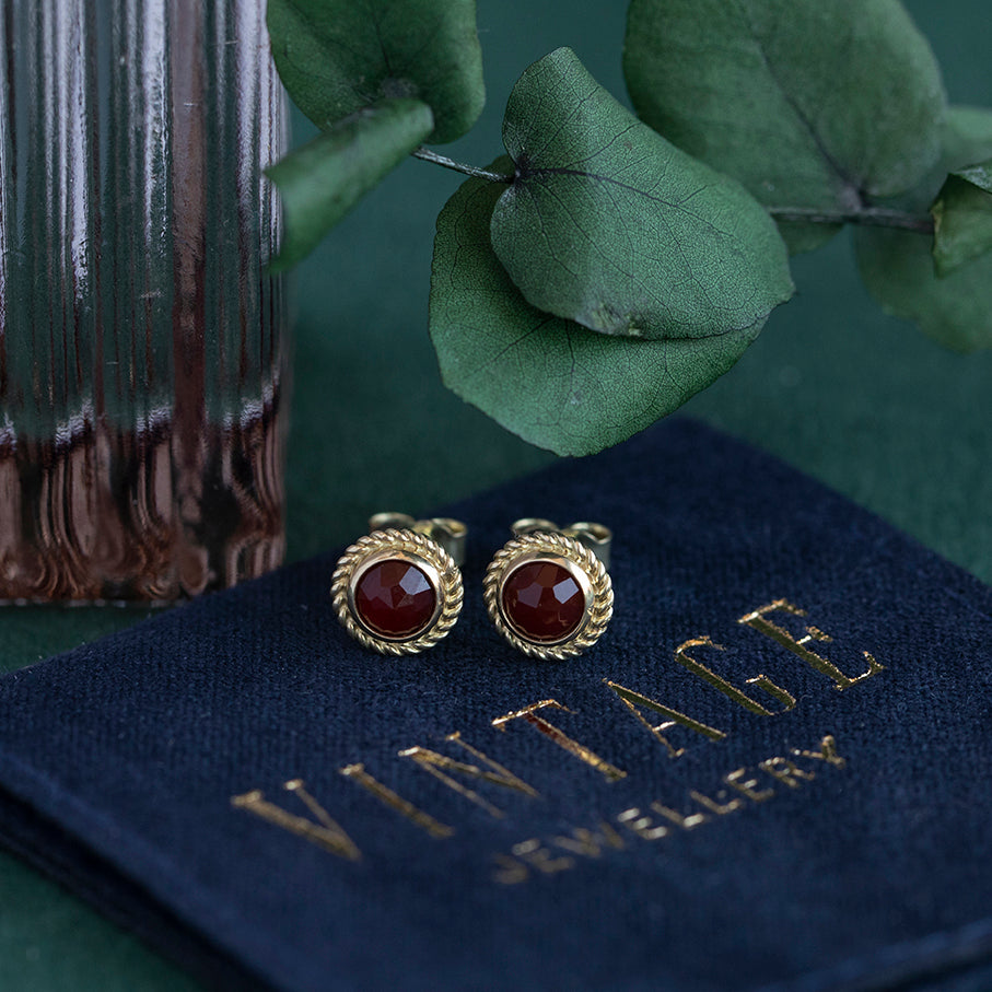 Gouden vintage oorstekers met granaat 14 kt