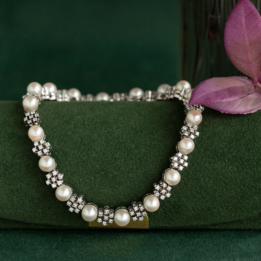 18 kt white gold bracelet with a diamond and a pearl