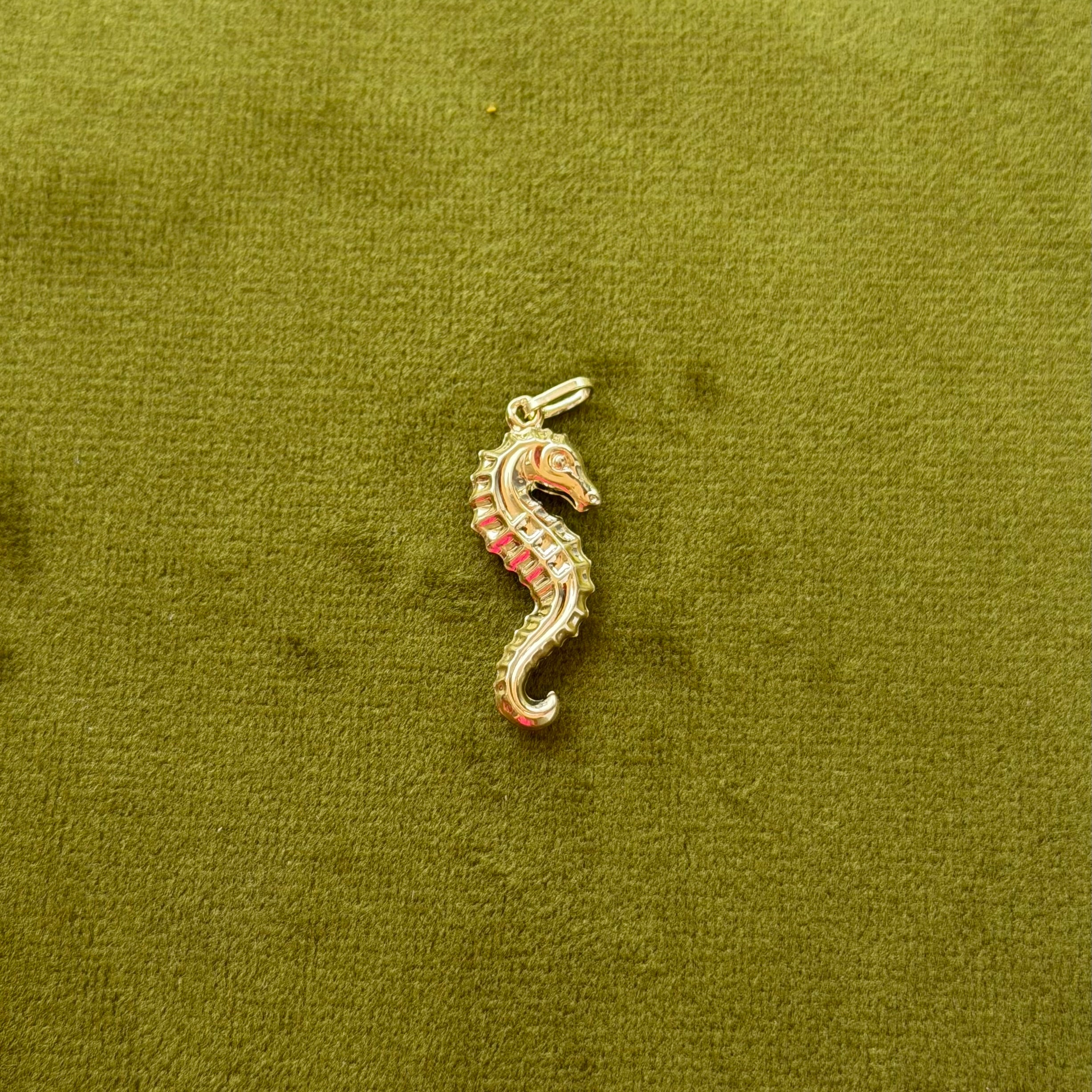 Gold vintage seahorse pendant 14 kt