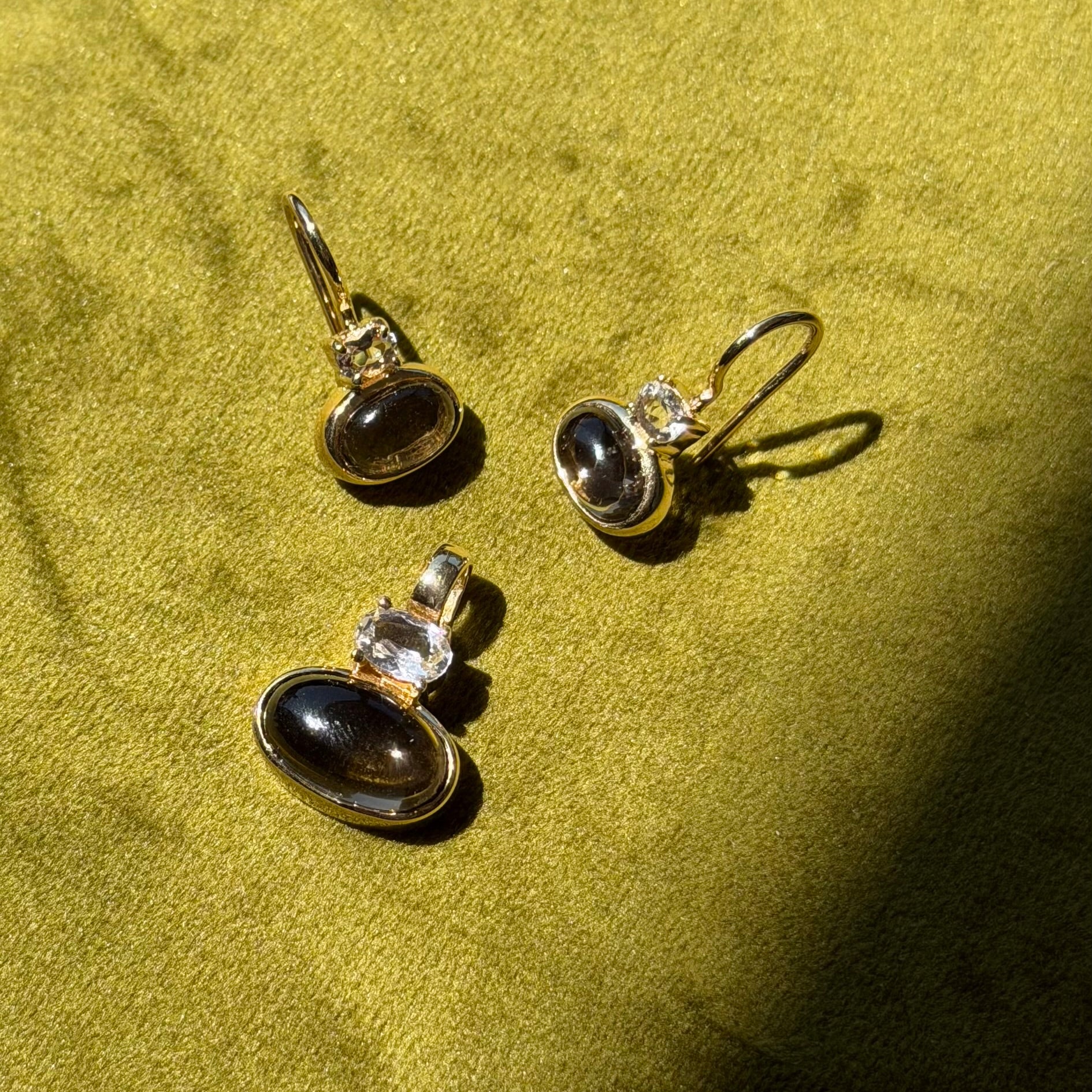 Gouden vintage oorhangers met rookkwarts en topaas 14 kt