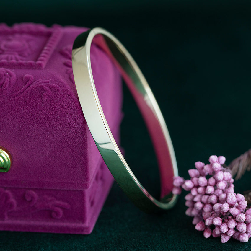Smooth 14 kt gold bangle