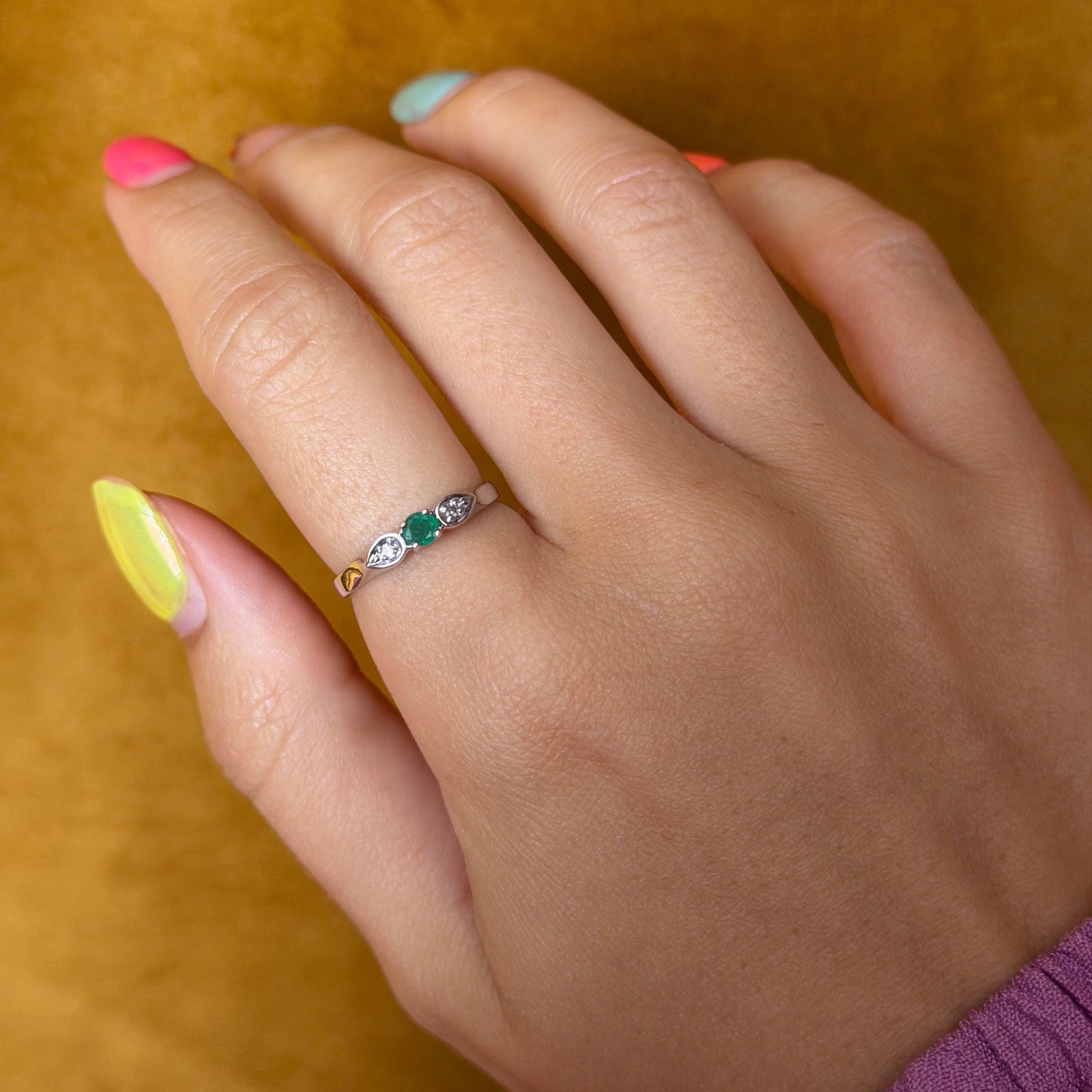 Witgouden vintage ring met smaragd en diamant 14 kt