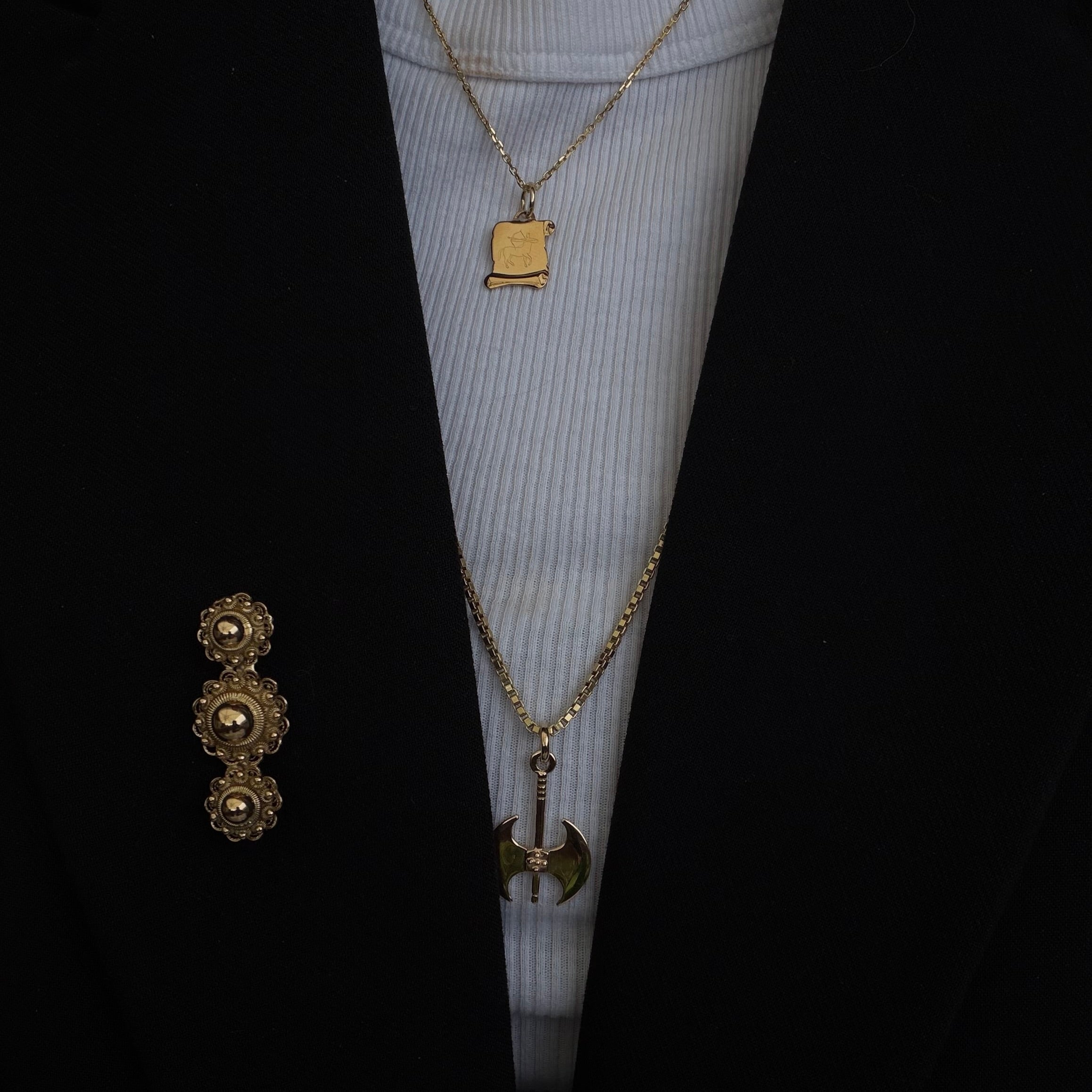 14 kt gold vintage parchment-scroll pendant with Sagittarius