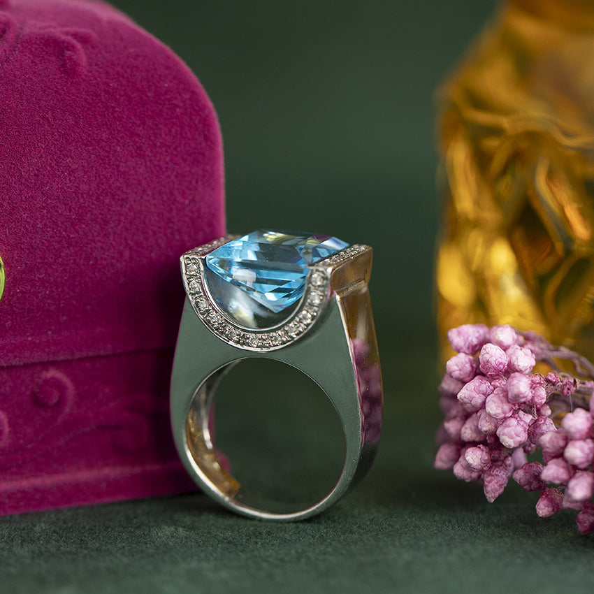Witgouden ring met topaas en diamant 18 kt