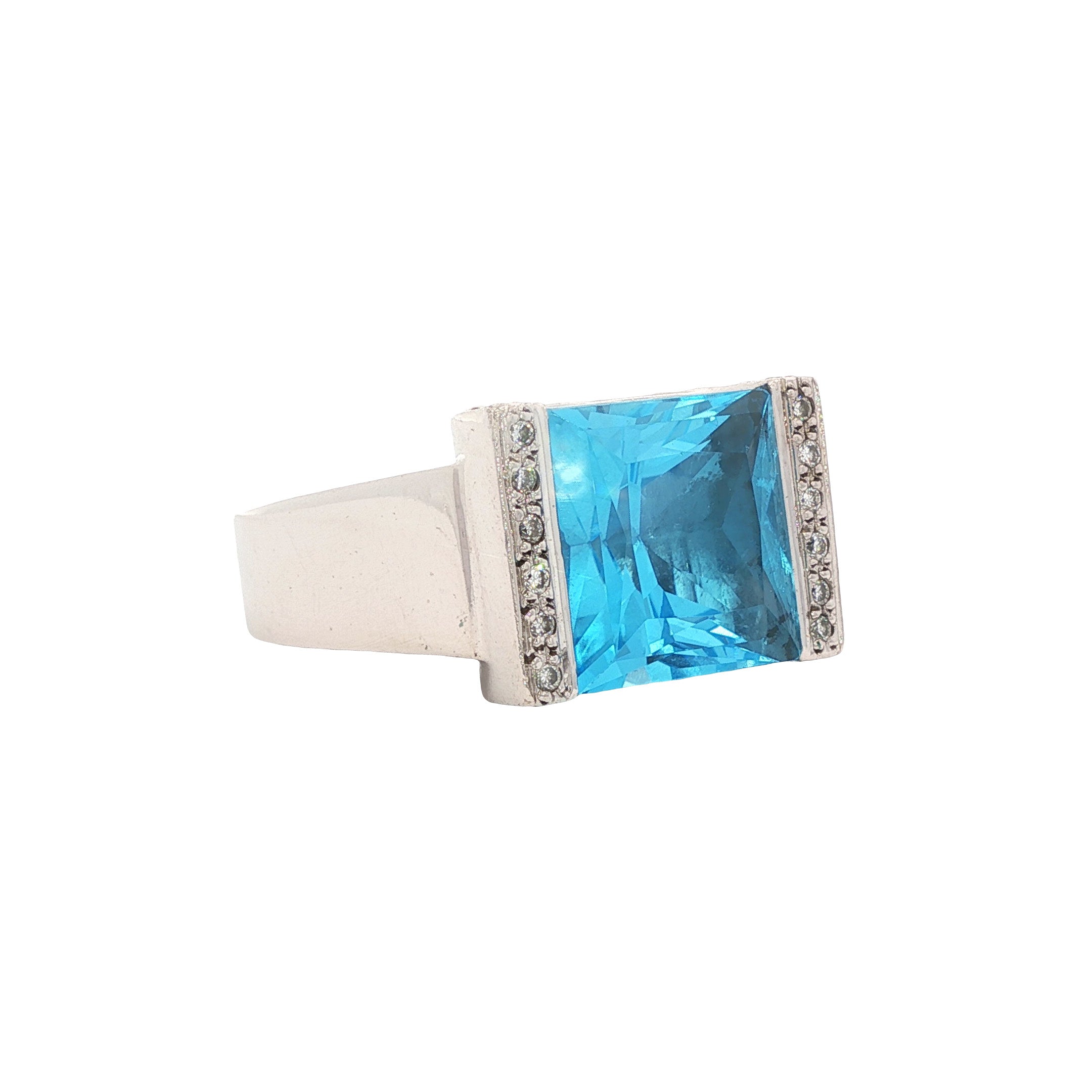 18 kt white gold ring with topaz and diamond