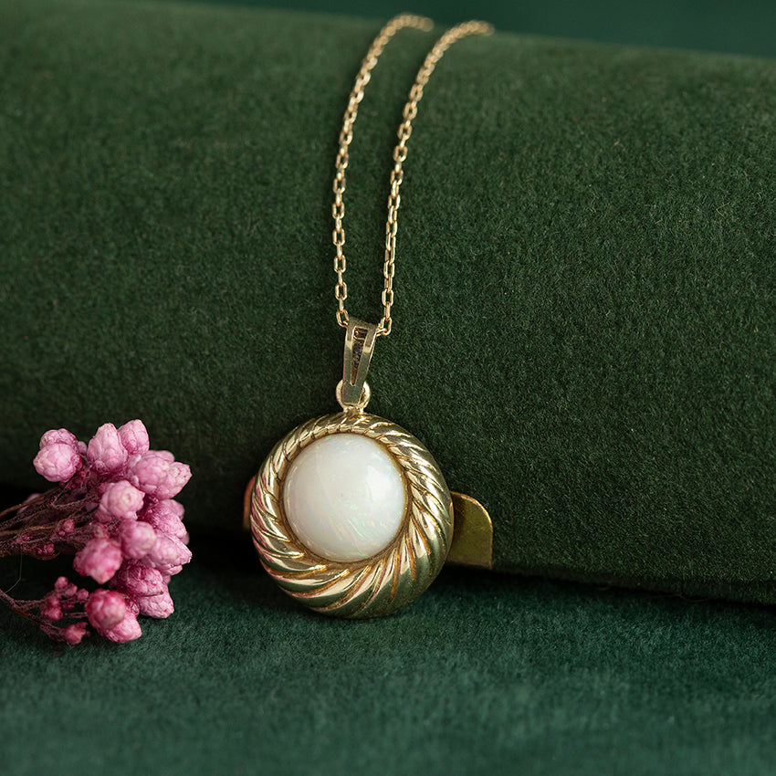 Vintage 14 kt gold pendant with opal