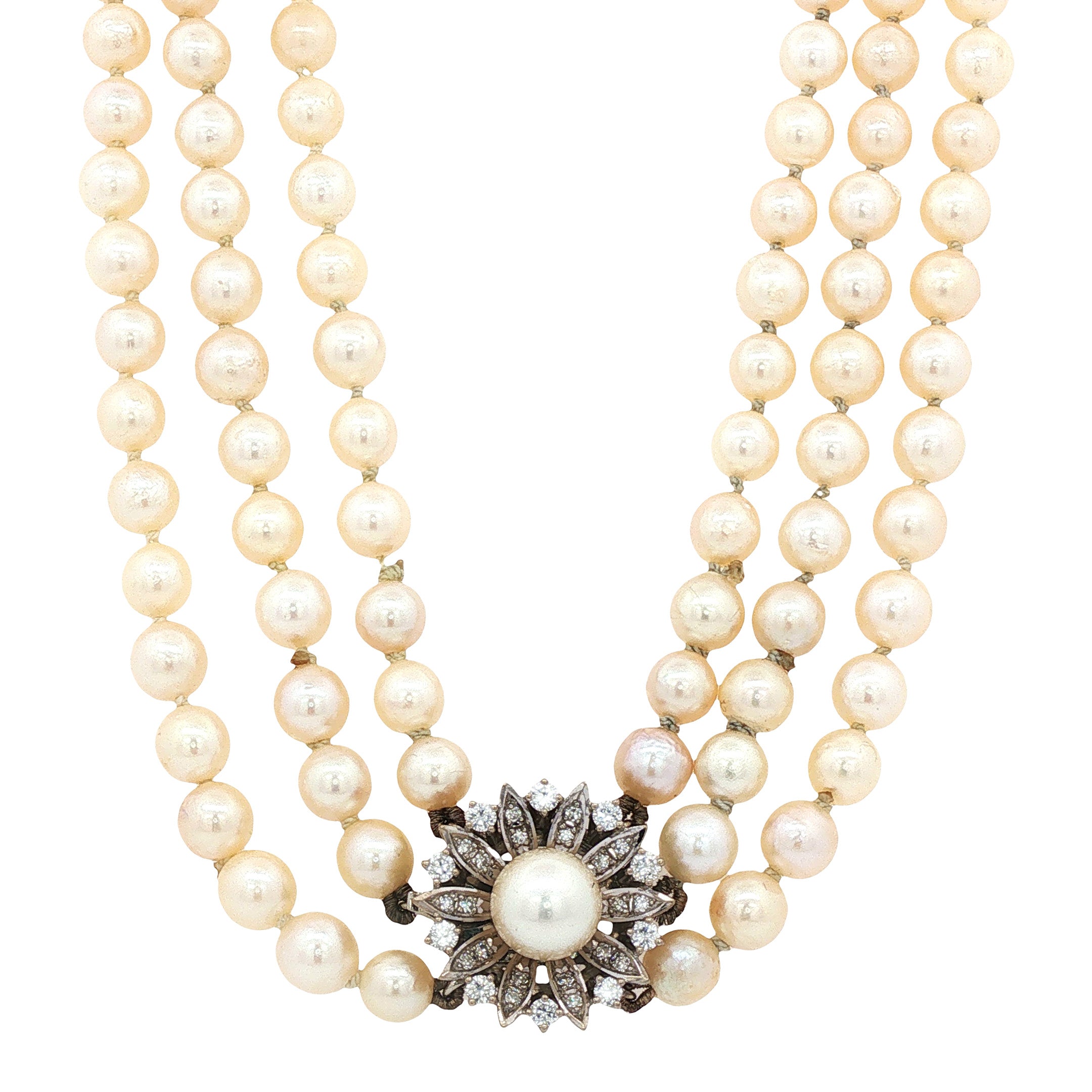 Vintage pearl necklace with white gold clasp set with a diamond and a pearl, 18 kt