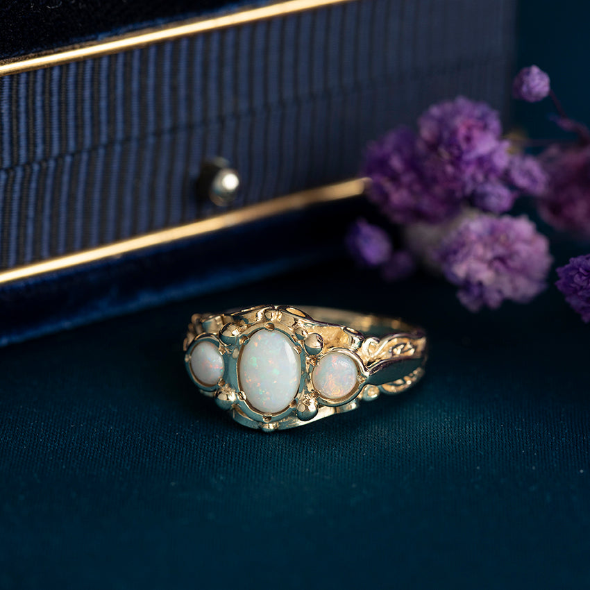 Vintage three-stone ring with opal, 9 kt