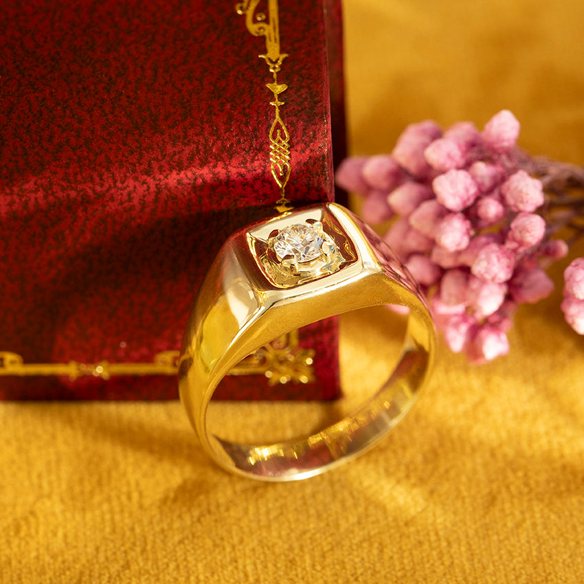 Vintage 14 kt gold signet ring with diamond