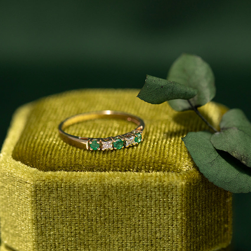 Gold ring with emerald and diamond 14 kt
