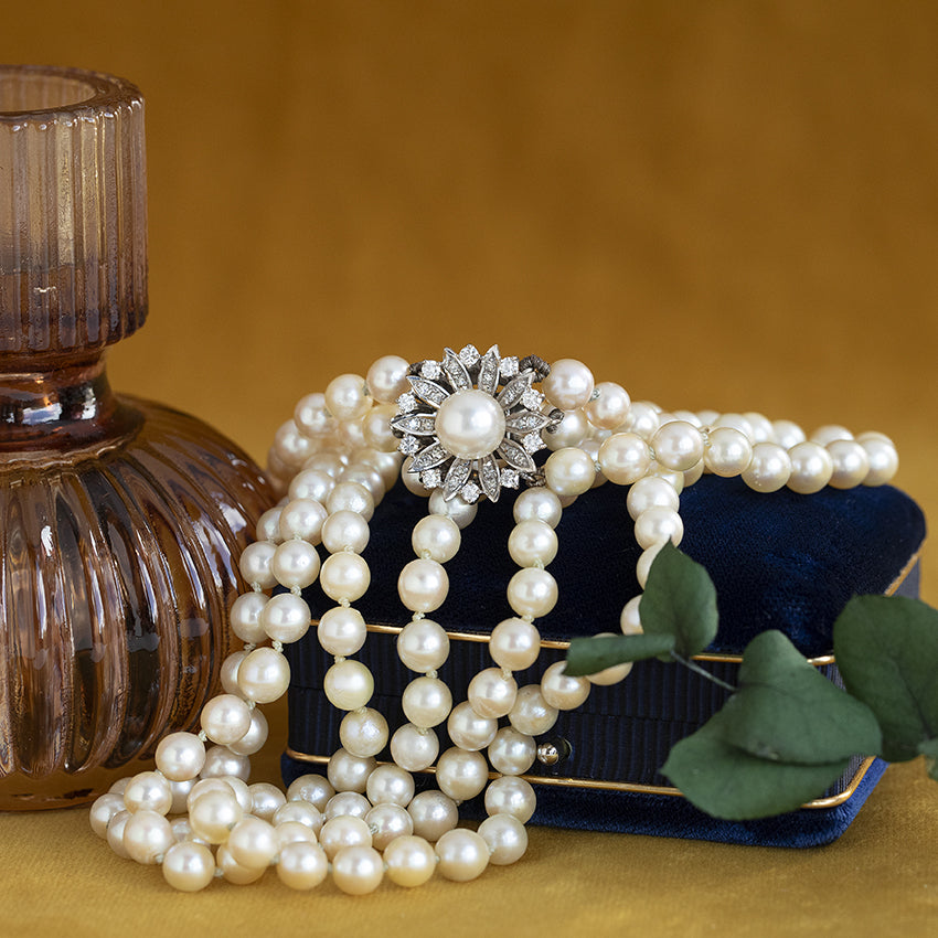 Vintage pearl necklace with white gold clasp set with a diamond and a pearl, 18 kt