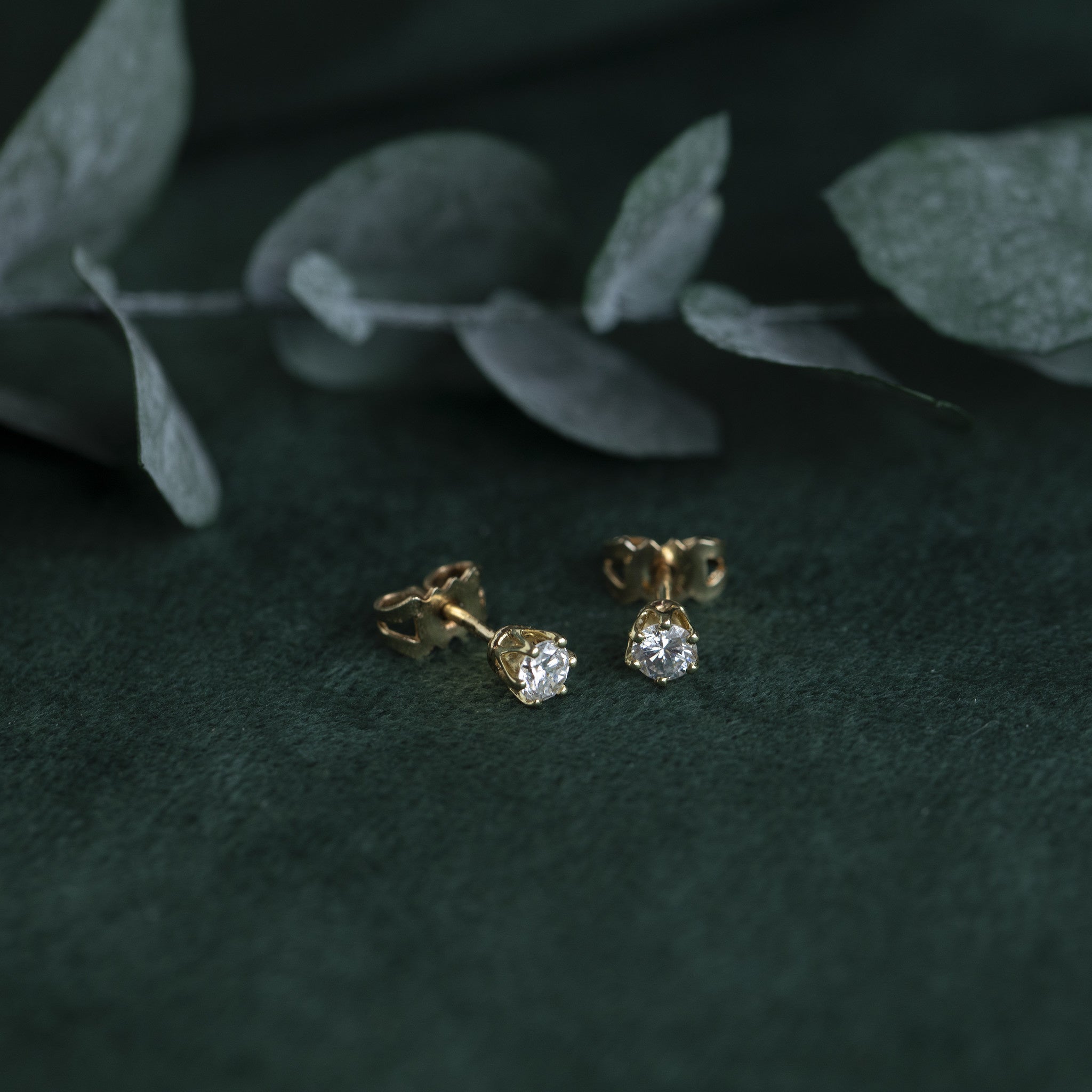 14 kt gold solitaire stud earrings with diamond