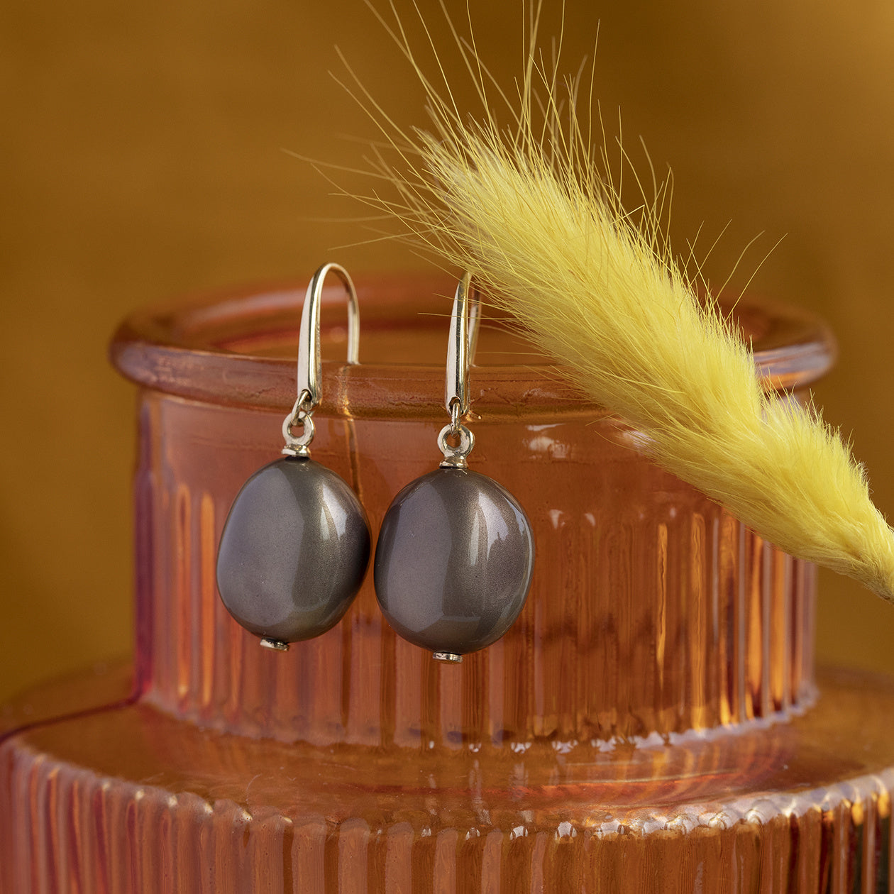 Gouden oorhangers met bruin glas 14 krt