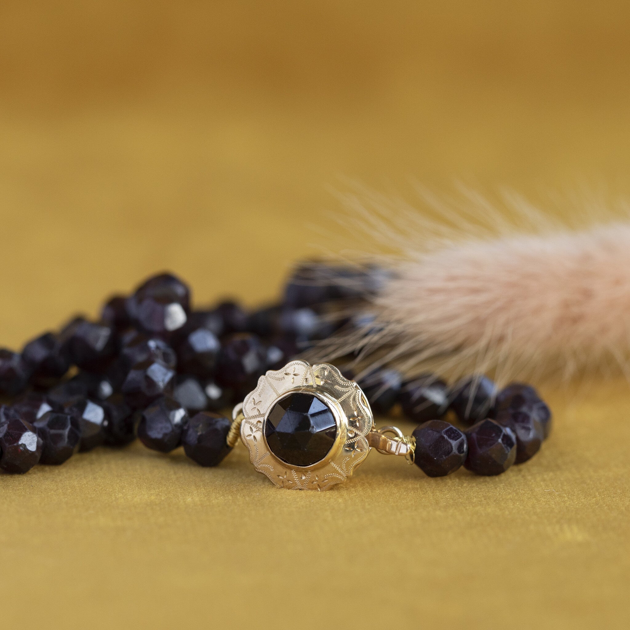 Granaat collier met gouden sluiting 14 krt