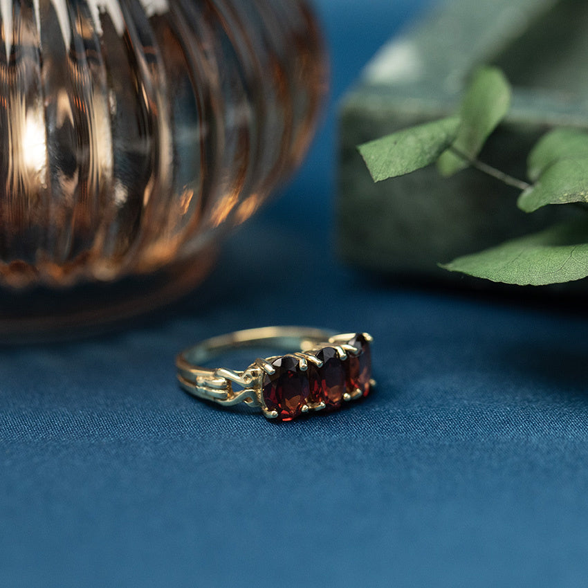 Gold ring with garnet, 14 kt