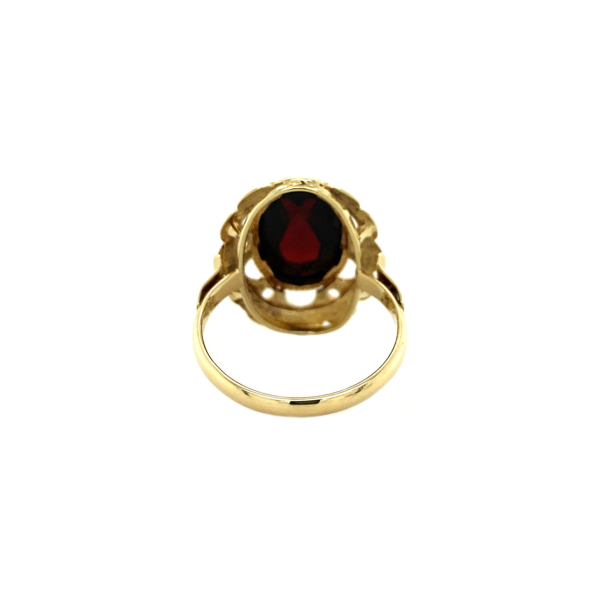 Gold ring with garnet, 14 kt