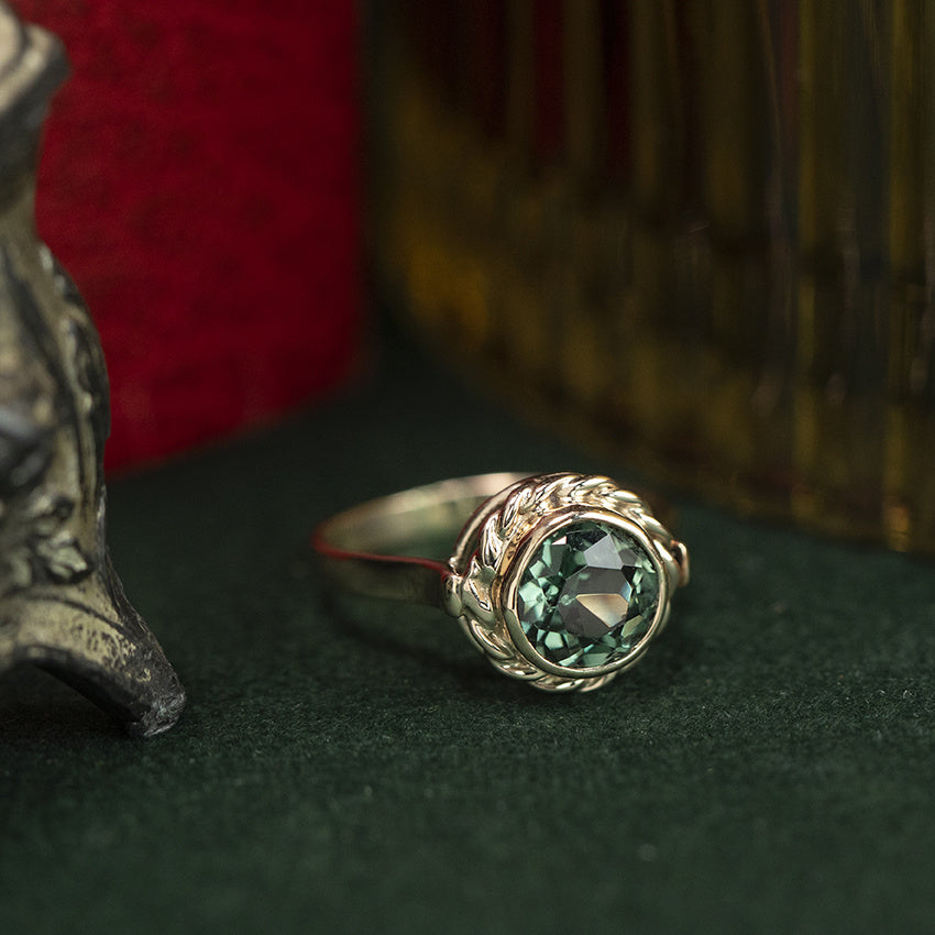 Vintage ring met spinel 8 kt