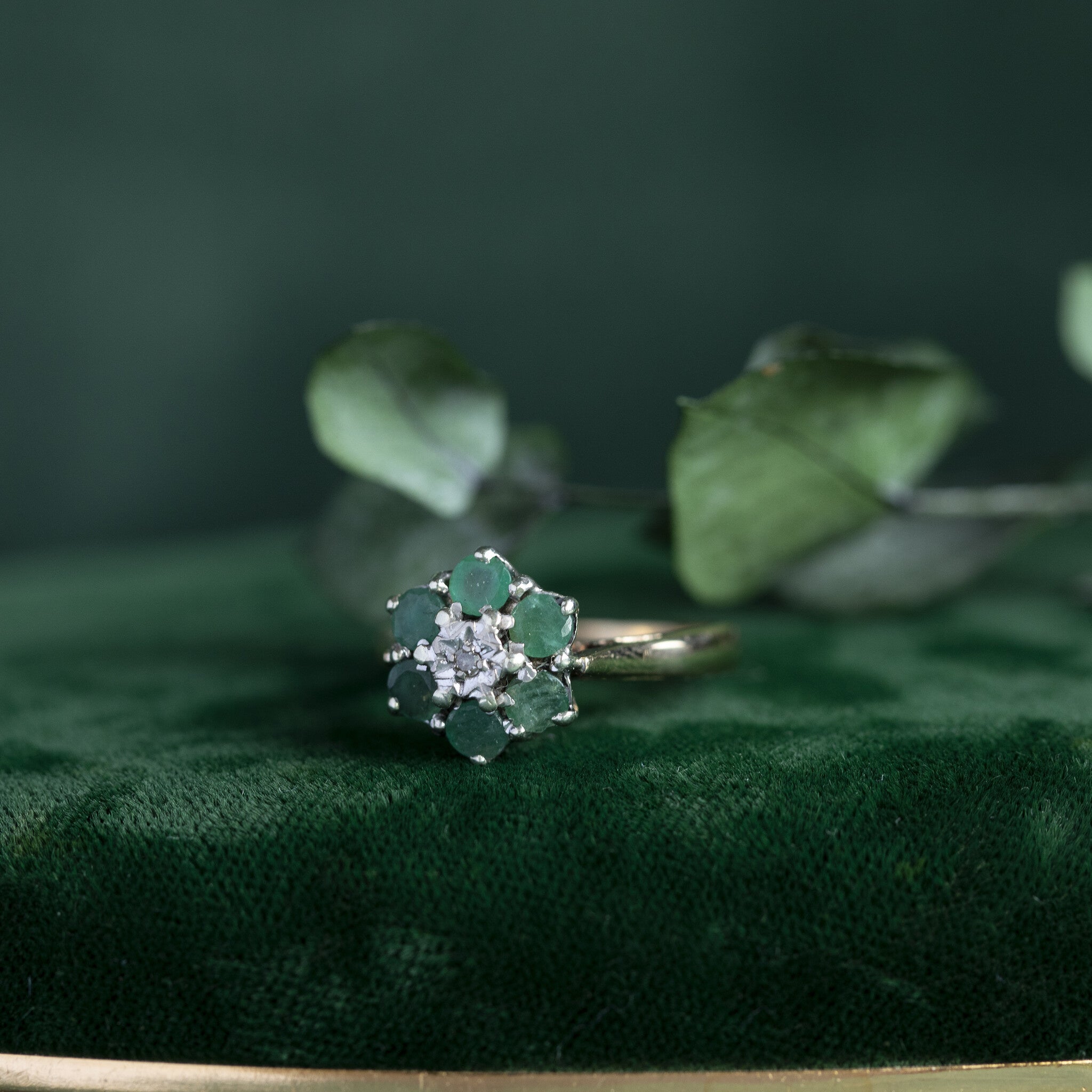 Entourage ring with emerald and diamond 9 krt