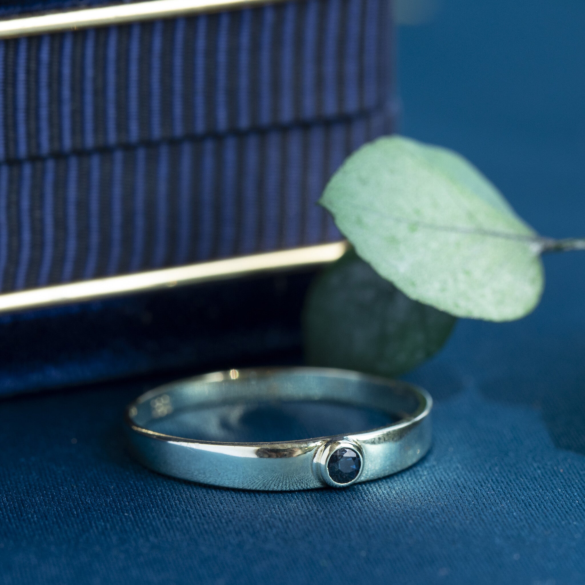 Gouden ring met saffier 14 krt