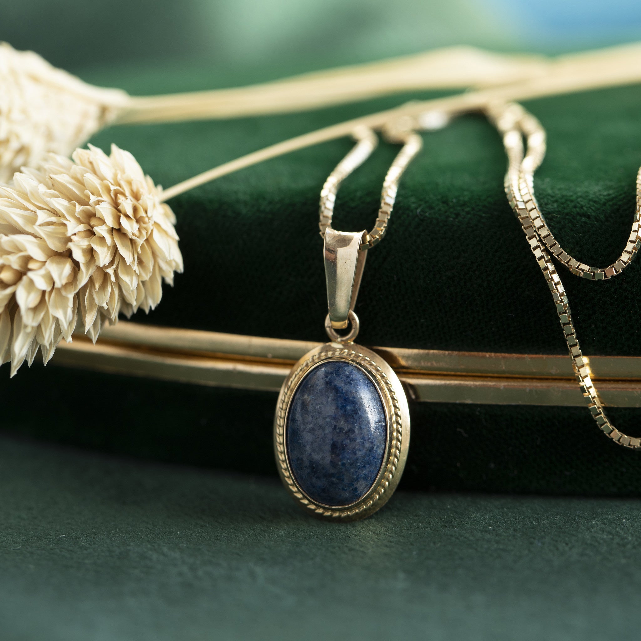 Gouden hanger met lapis lazuli 14 krt