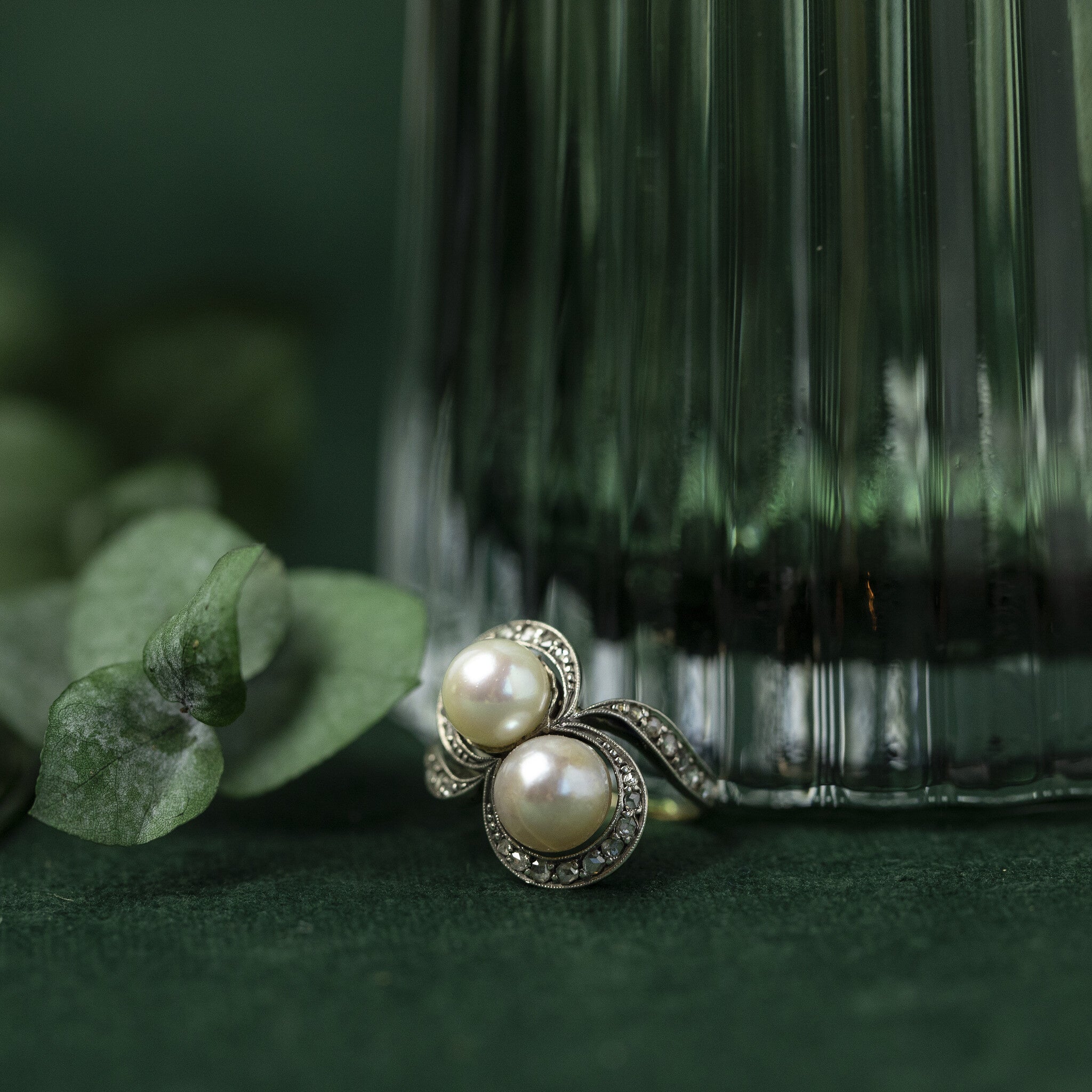 White gold hammered ring with rose-cut diamond and pearl 14 kt