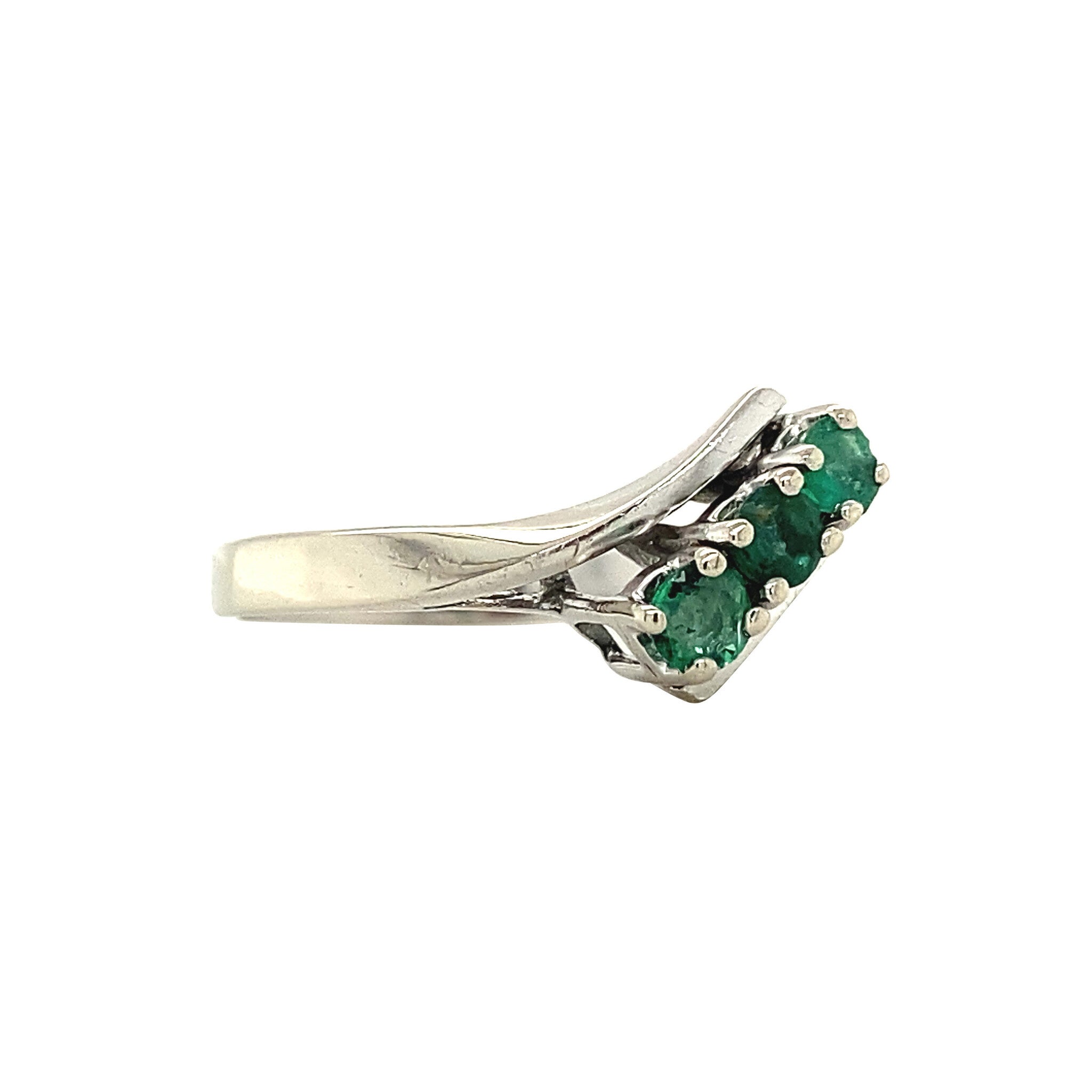 White gold strike ring with emerald 14 krt