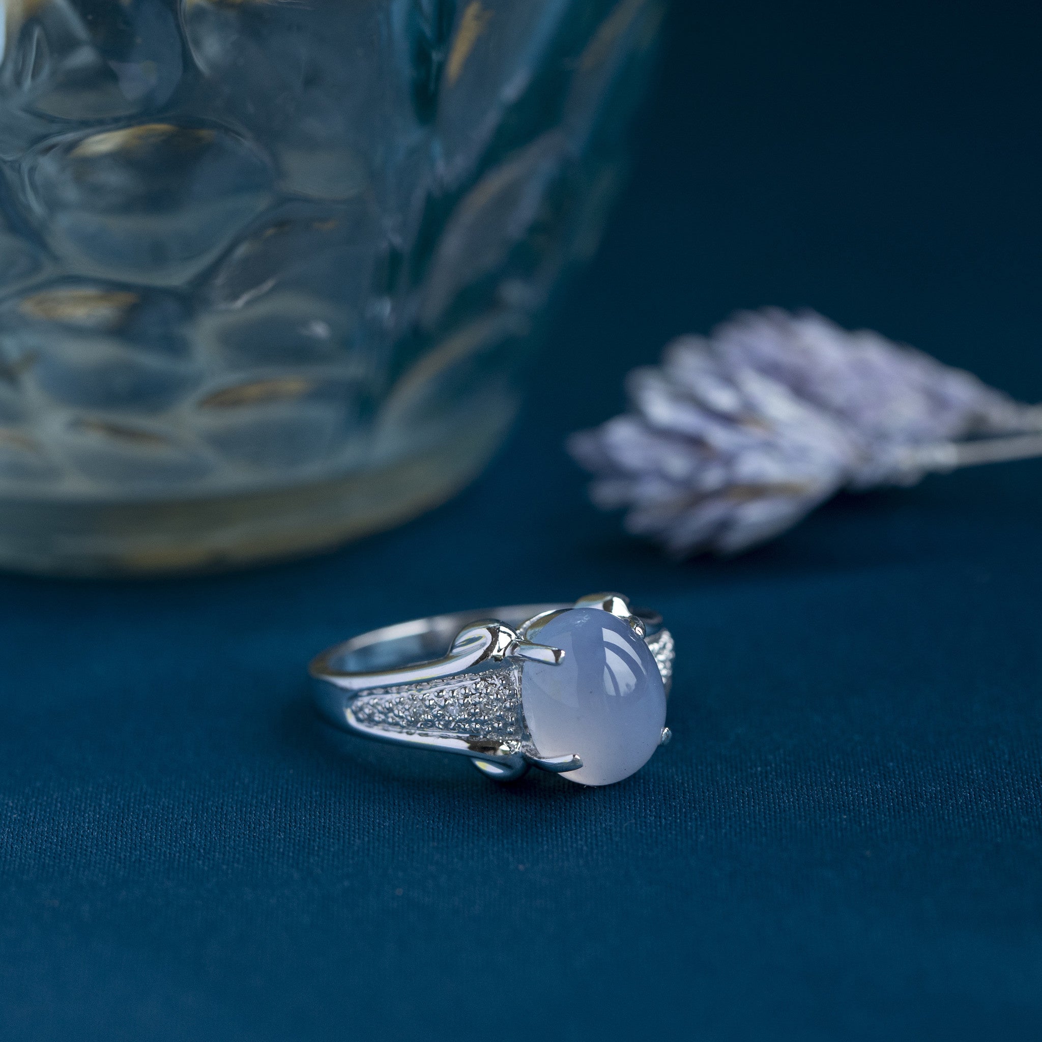 White gold ring with moonstone and diamond 14 kt