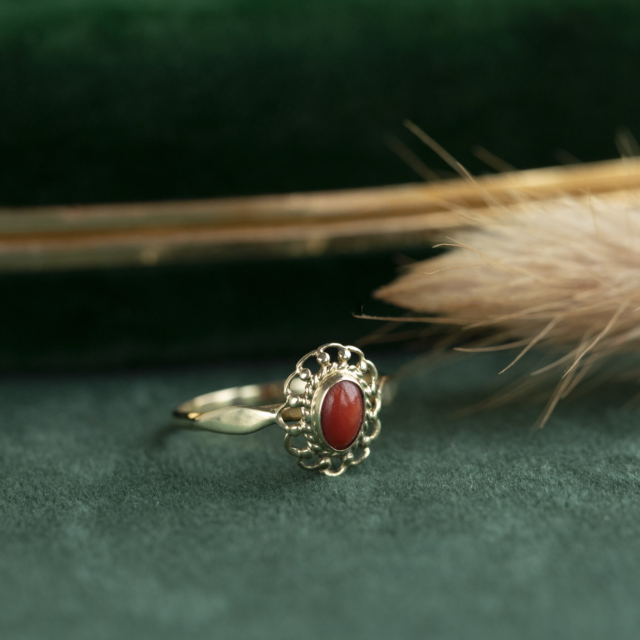 Gouden ring met bloedkoraal 14 krt