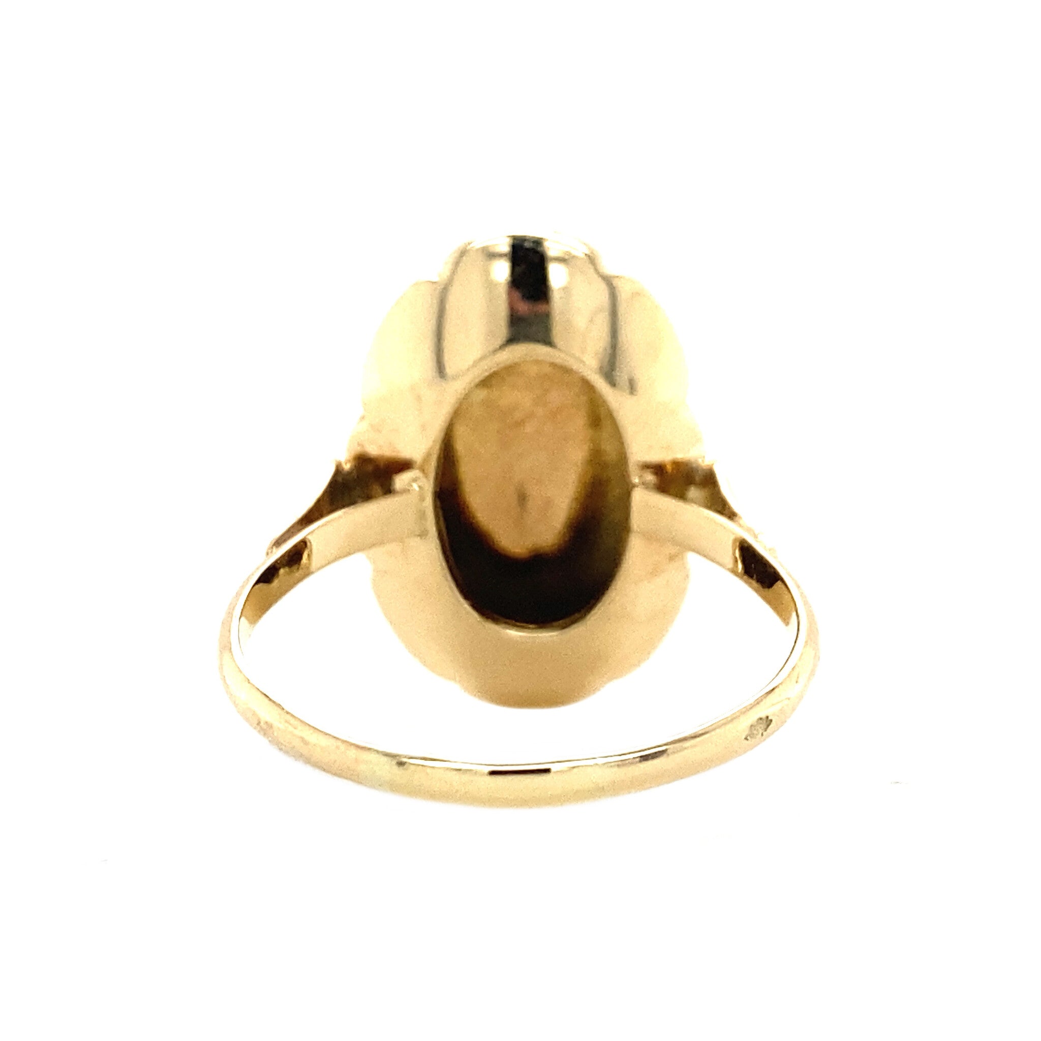 Gold ring with garnet, 14 kt