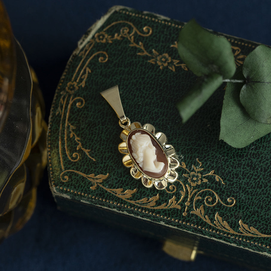 Gold vintage pendant with cameo 14 kt