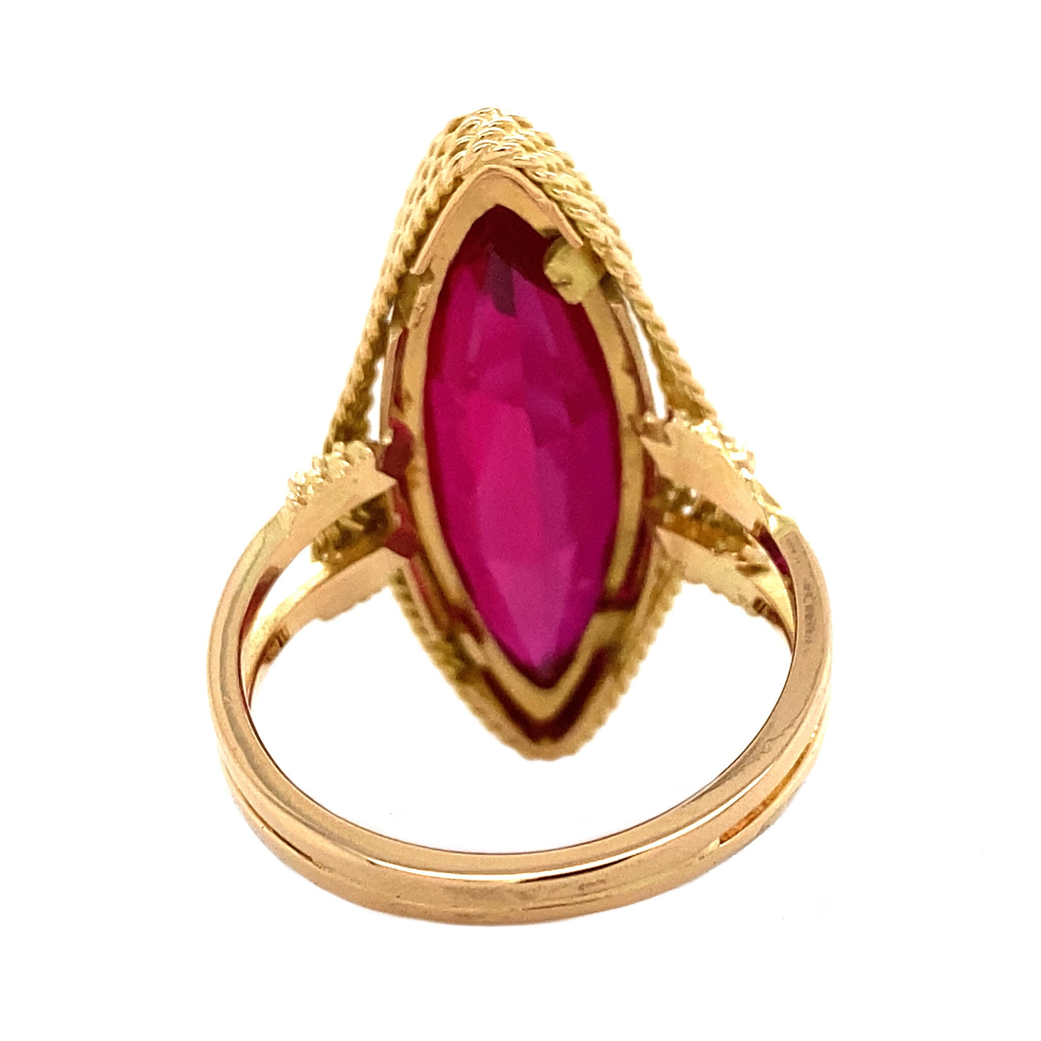 Gold ring with ruby 18 krt