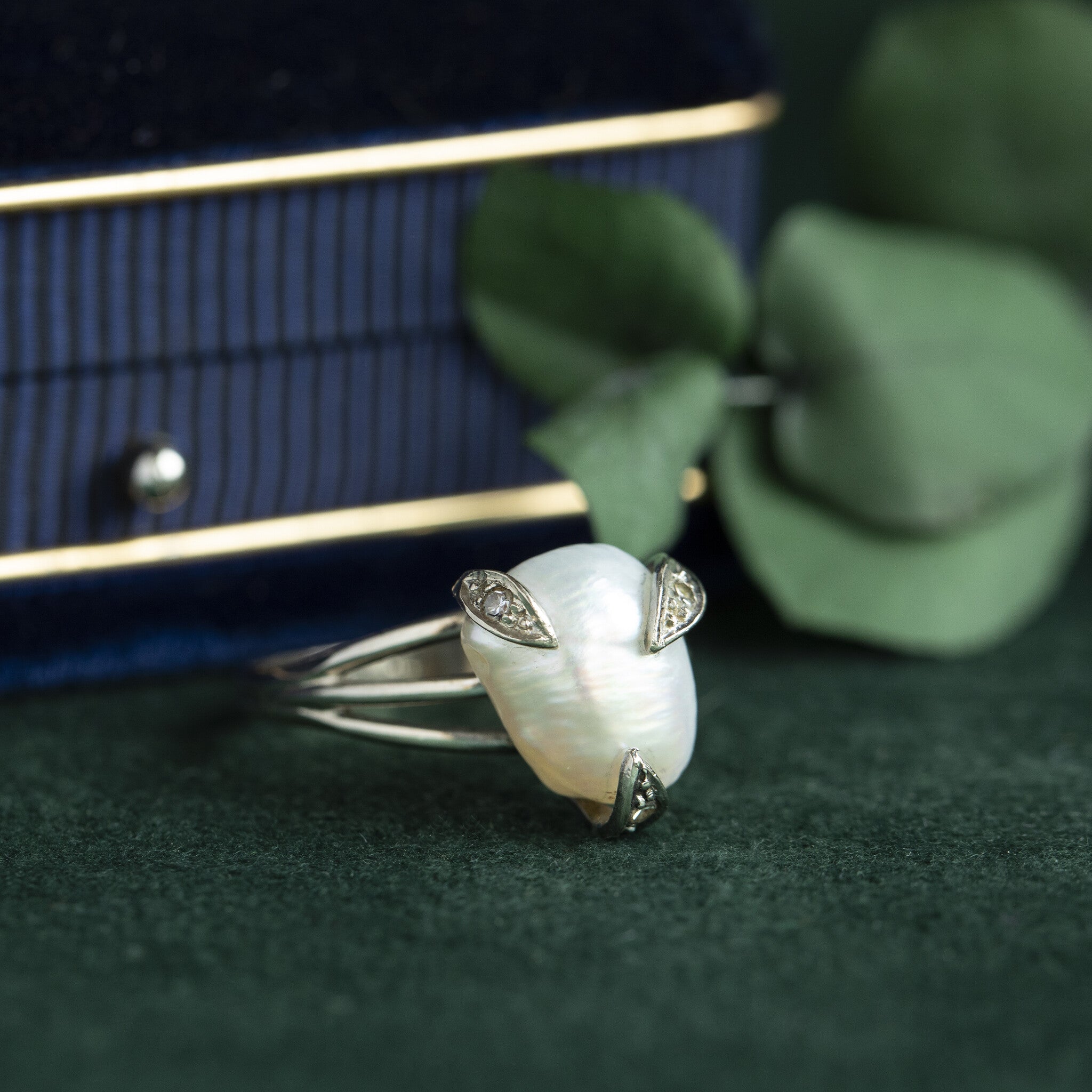 14 kt white gold ring with pearl and diamond
