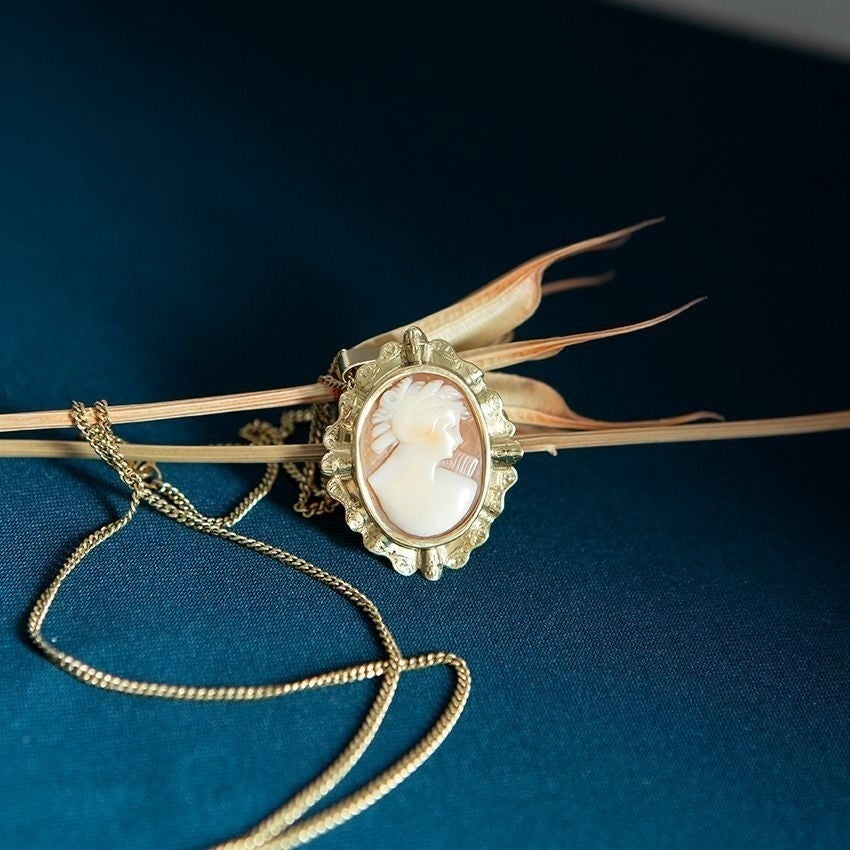 Gold cameo pendant/ brooch 14 krt