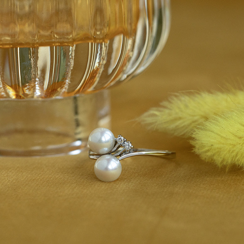 White gold vintage ring with pearl and diamond 14 krt