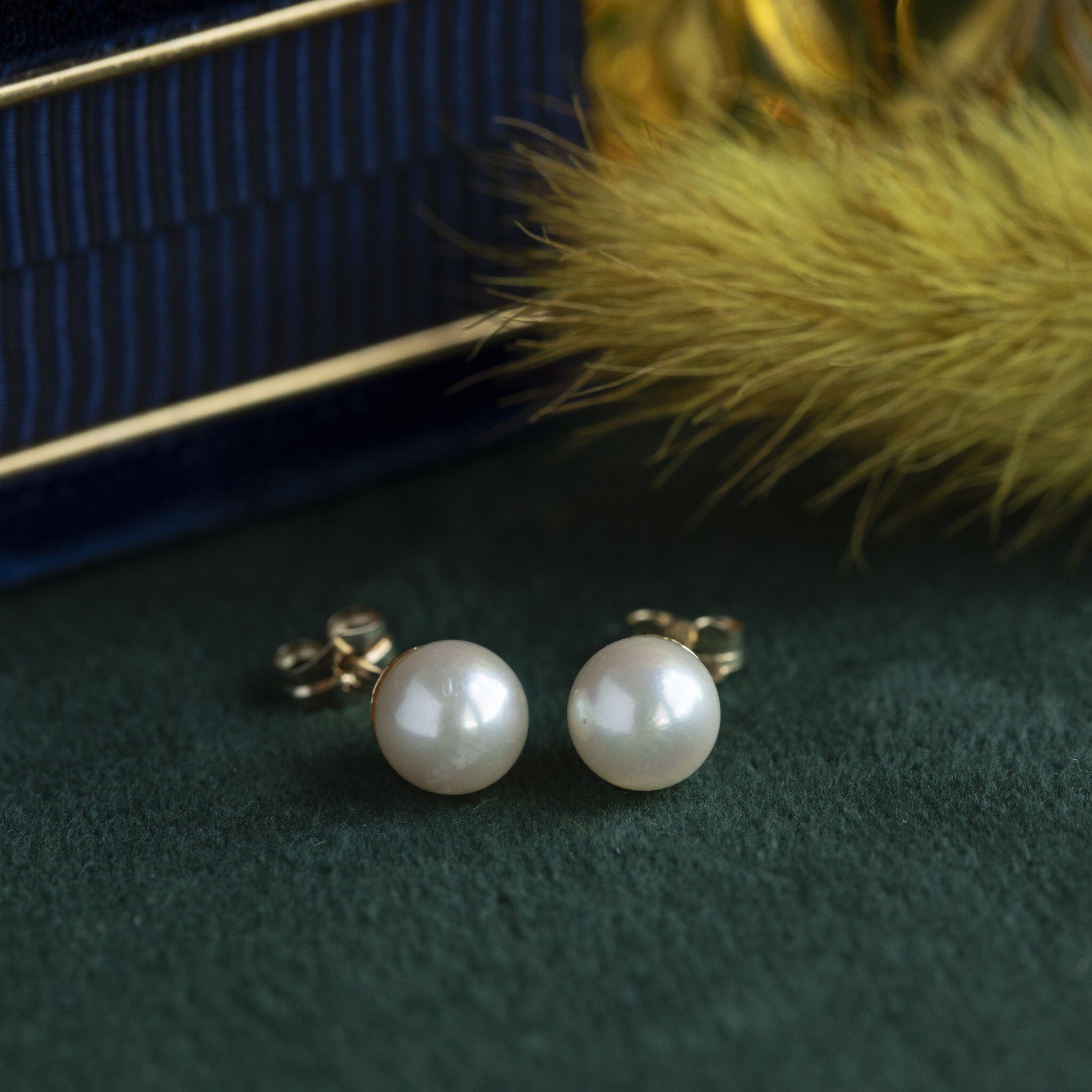 14 kt gold stud earrings with pearl
