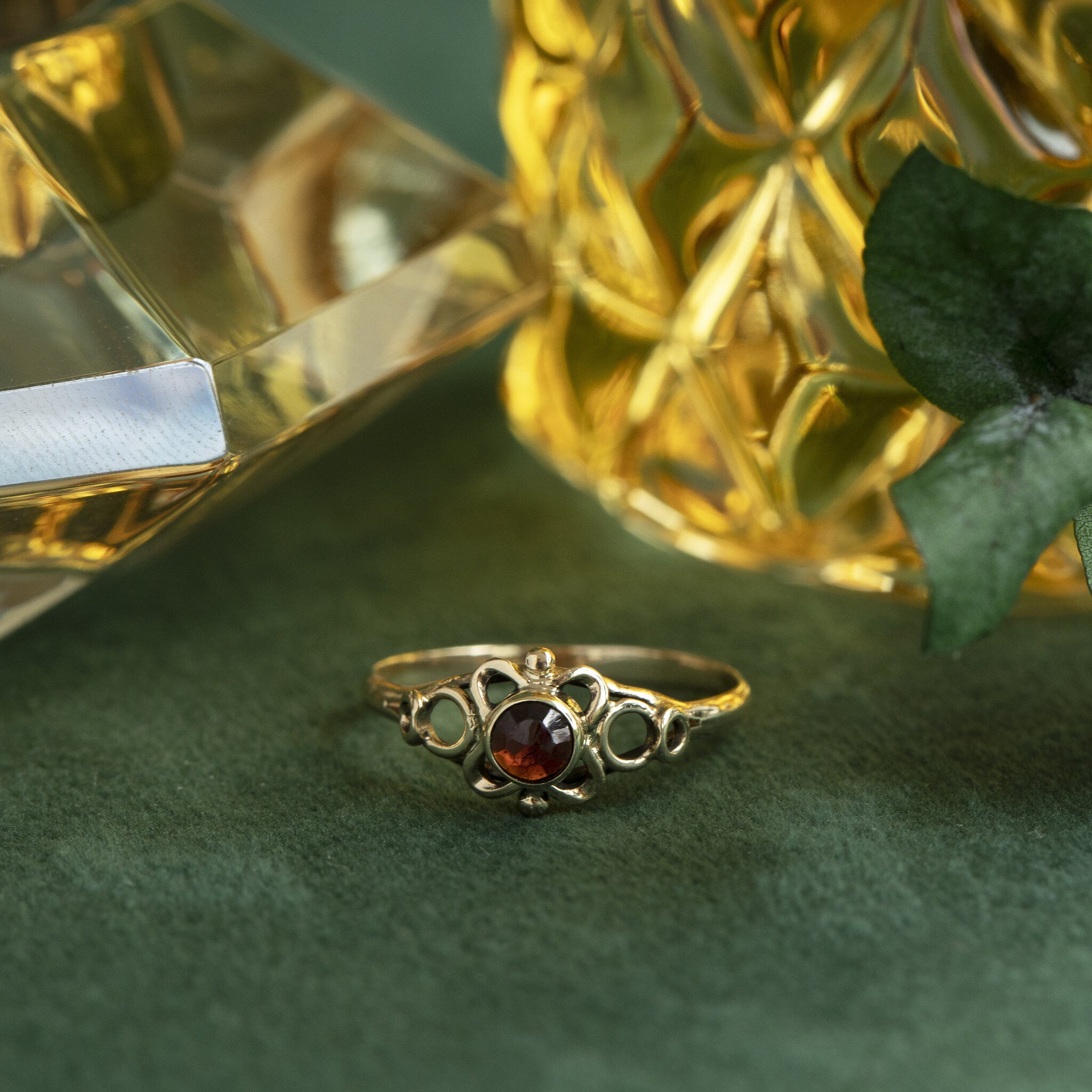 14 kt gold ring with garnet