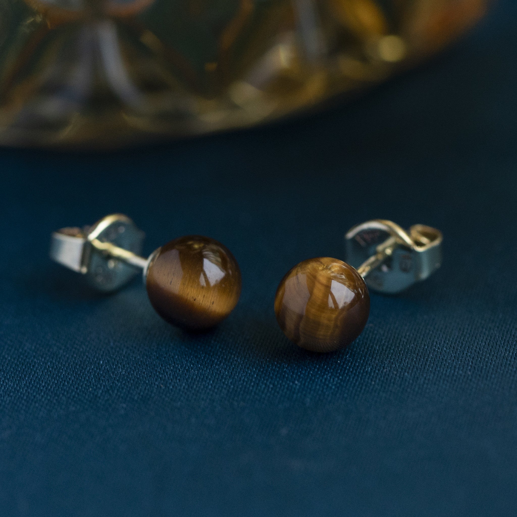 Gold stud earrings with tiger's eye, 14 kt