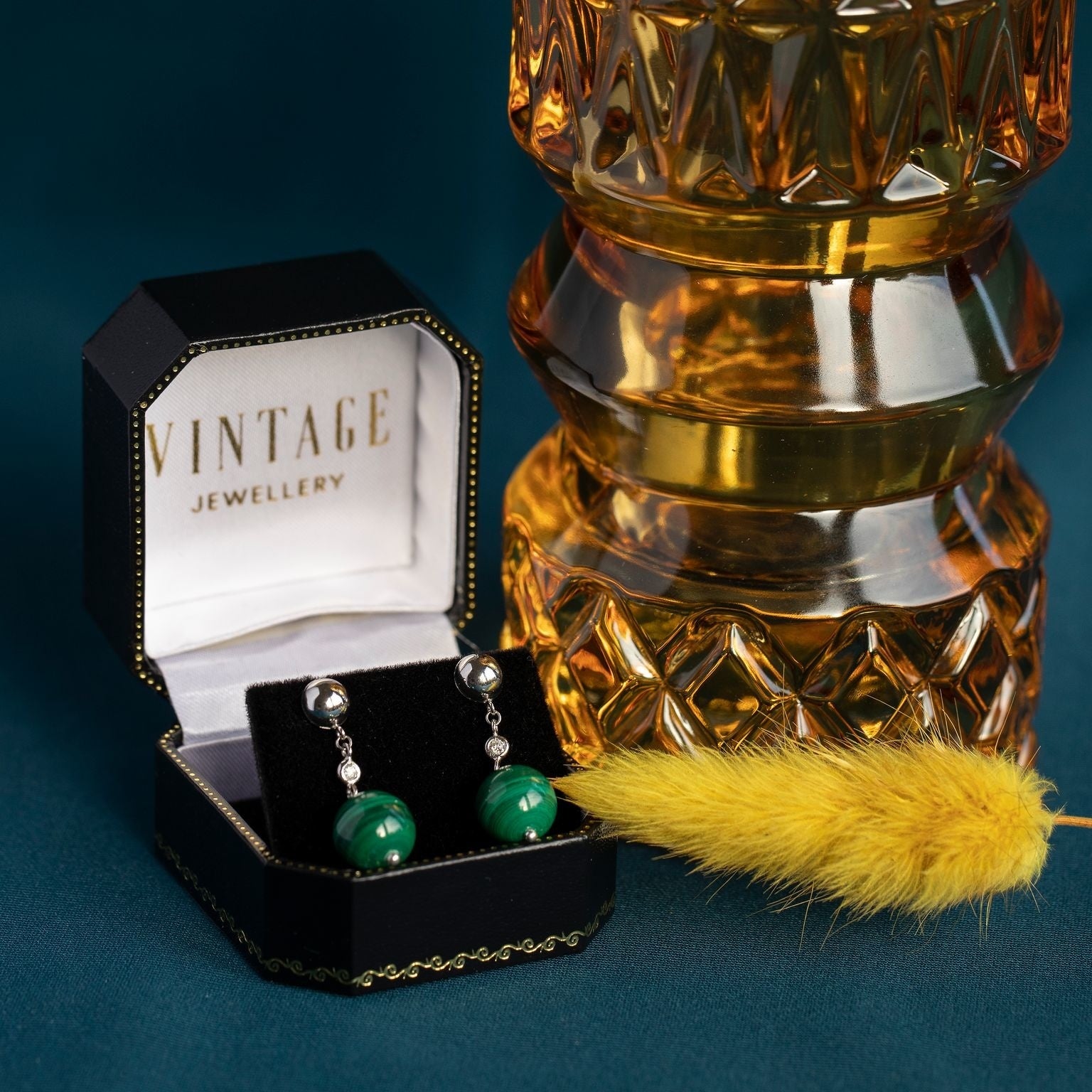 Gouden oorstekers met diamant en malachiet 18 krt