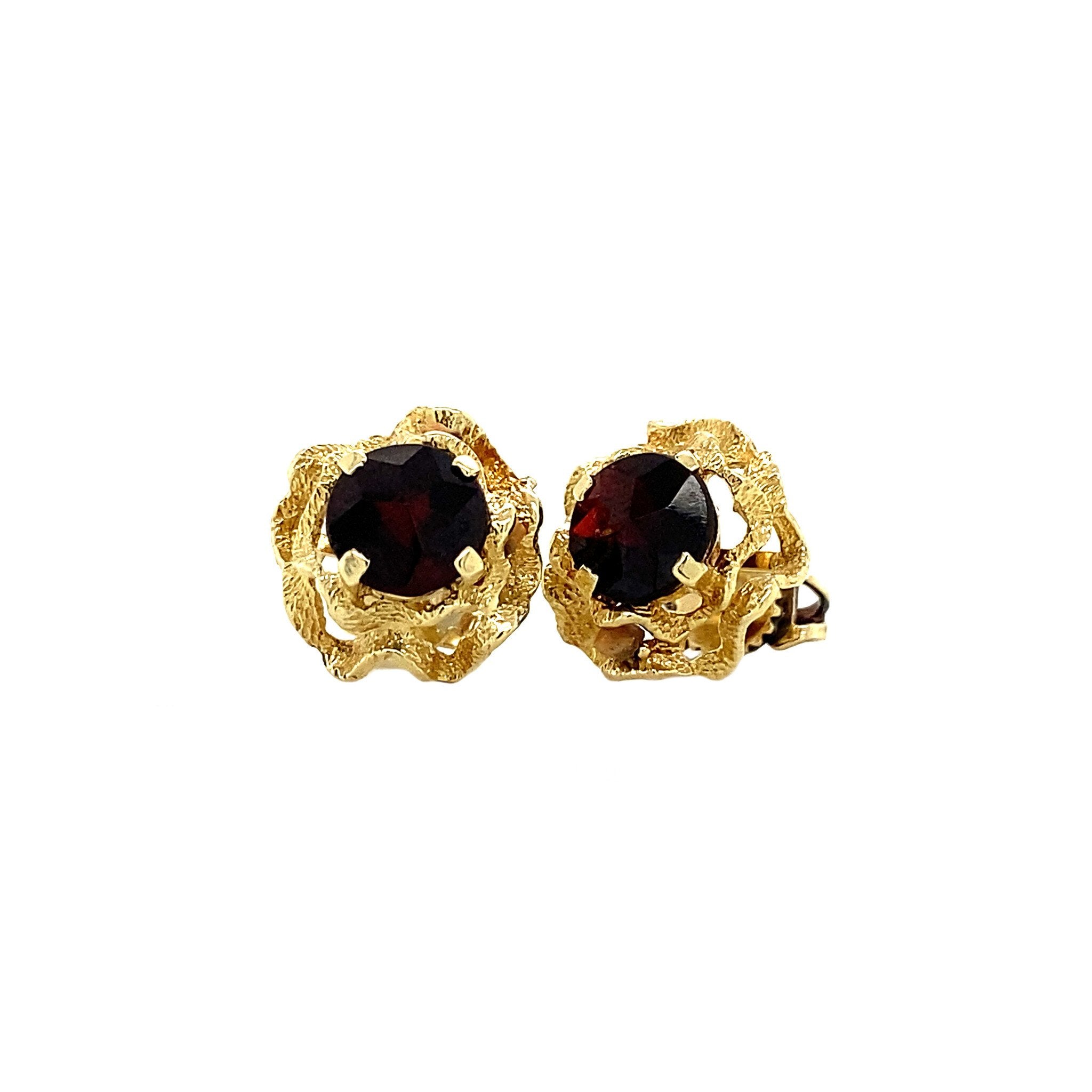 14 kt gold stud earrings with garnet