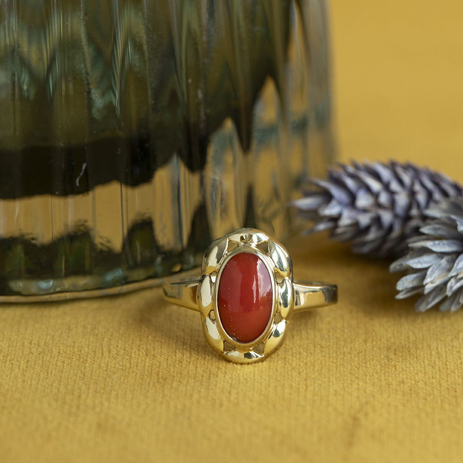 Gold vintage ring with blood coral 14 kt