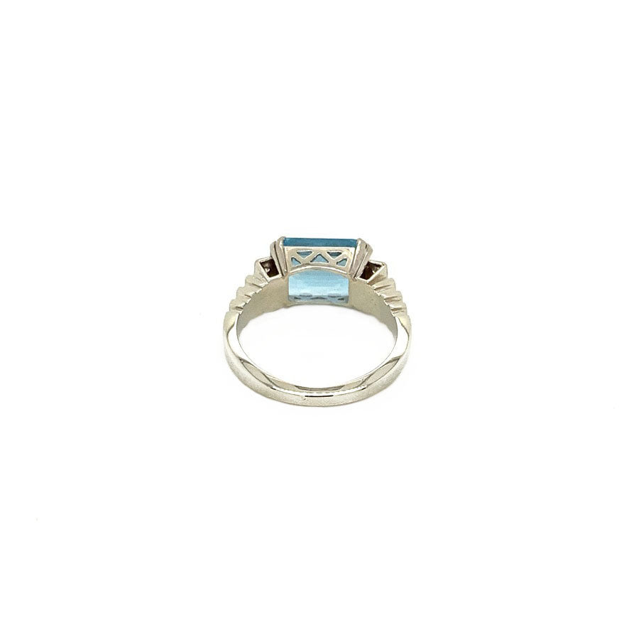 Witgouden ring met aquamarijn en diamant 14 krt