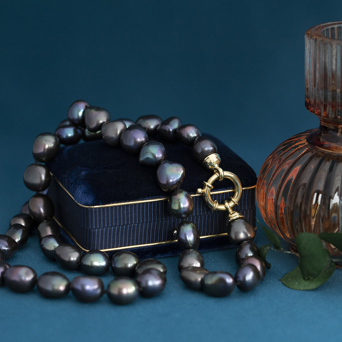 Pearl necklace with 14 kt gold clasp
