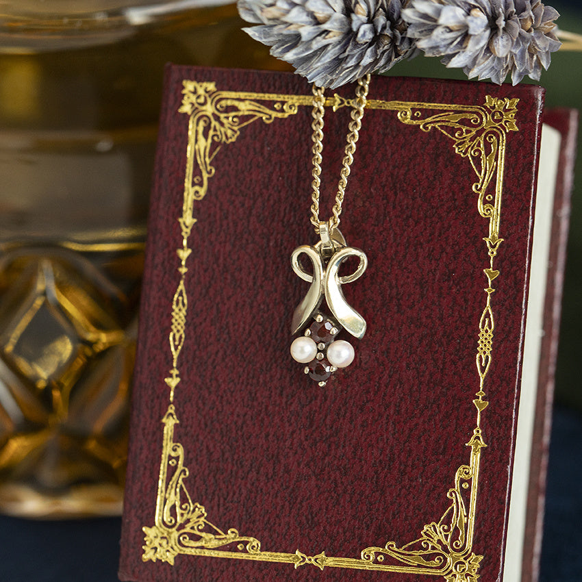 Gold vintage pendant with garnet and pearl 14 kt