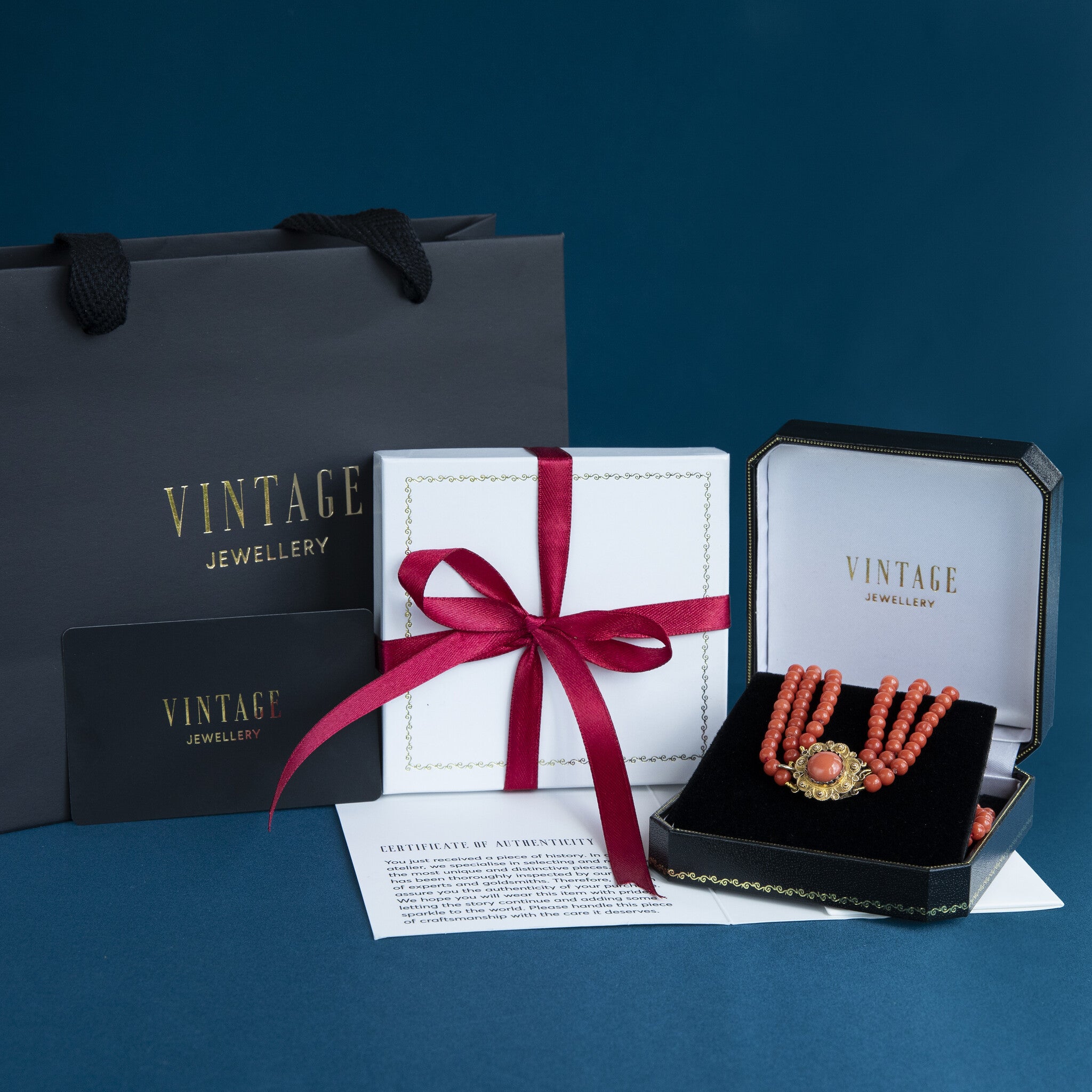 Blood coral and pearl necklace with gold clasp 14 kt