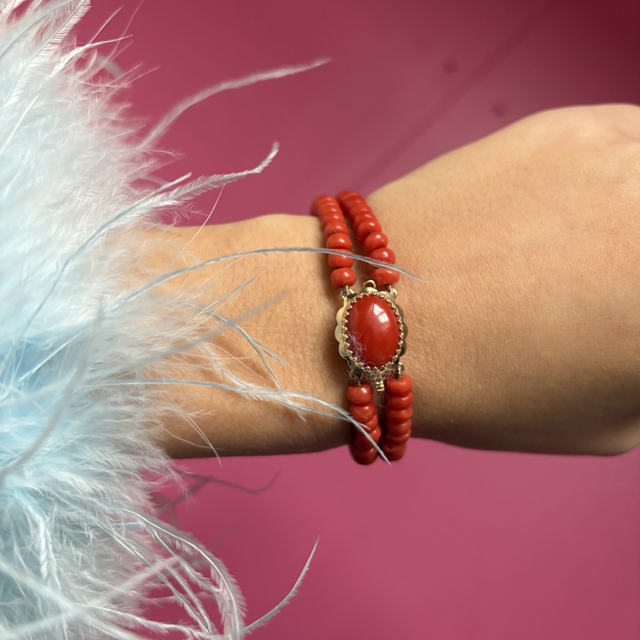 Vintage bloedkoraal armband met gouden sluiting 14 kt