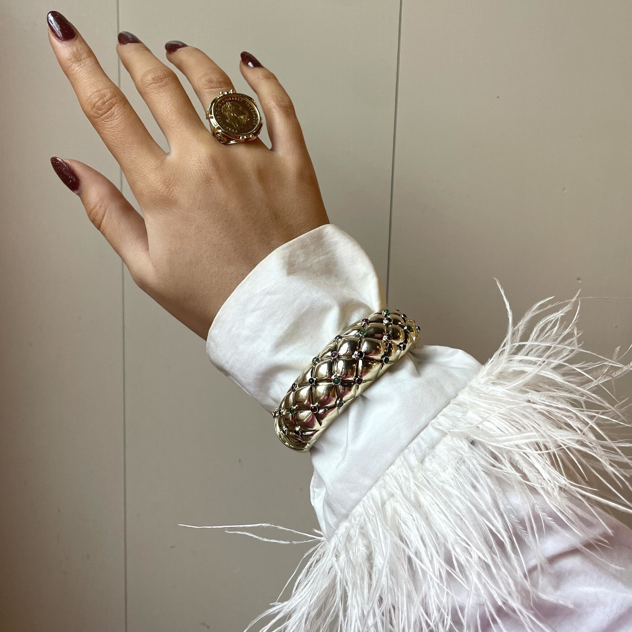 Vintage bangle met robijn, saffier en smaragd 12 krt