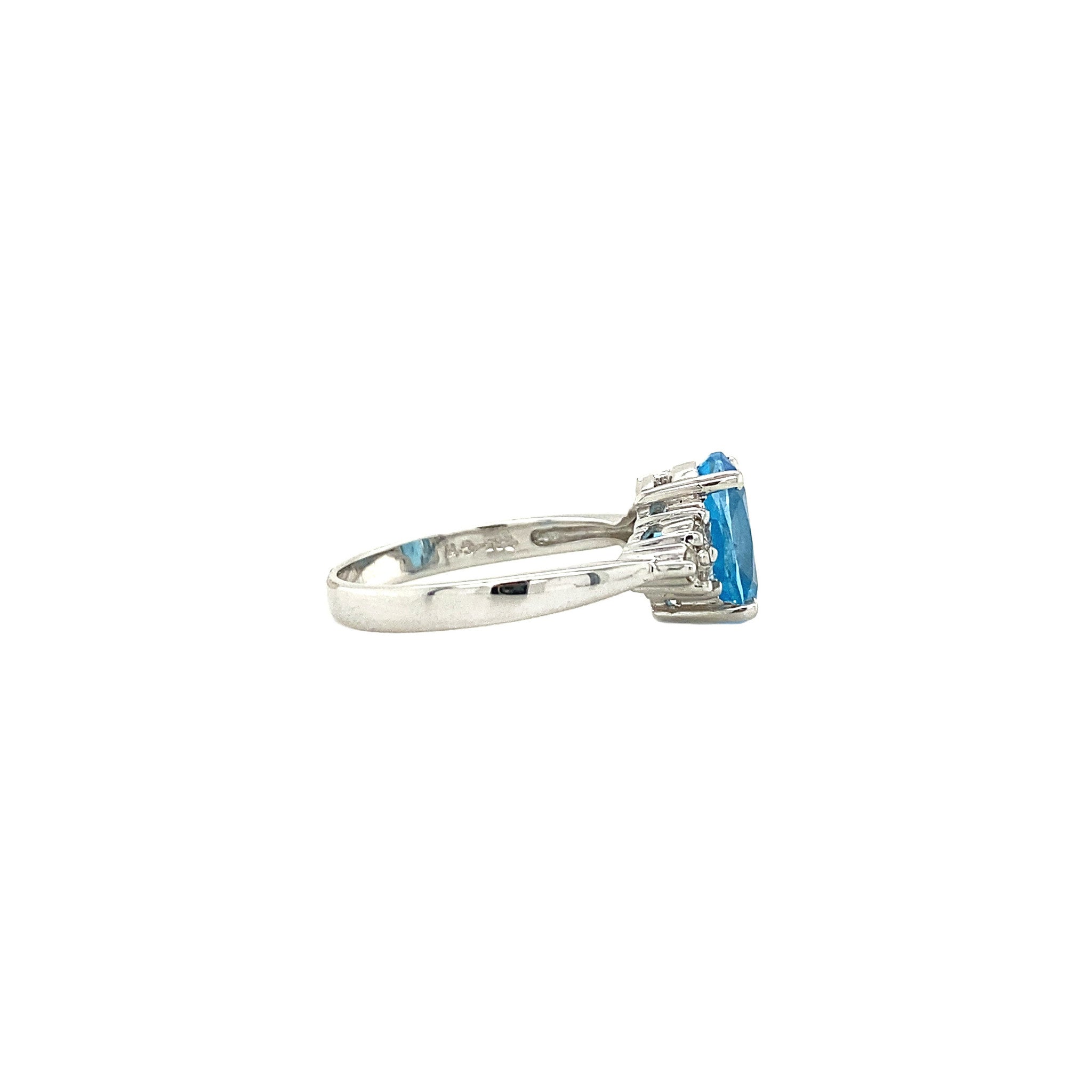 14 kt white gold ring with topaz and diamond