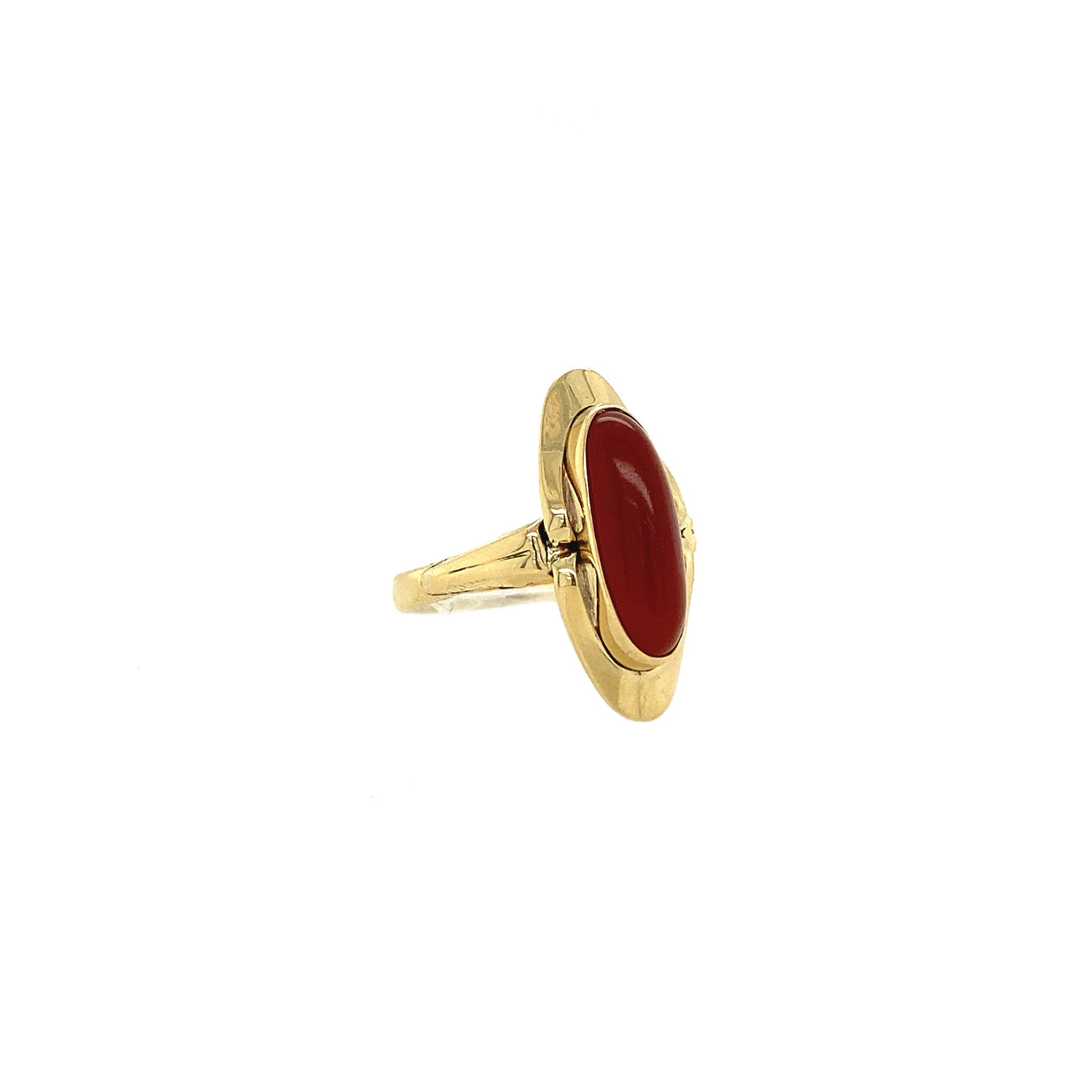Gold ring with carnelian 14 crt