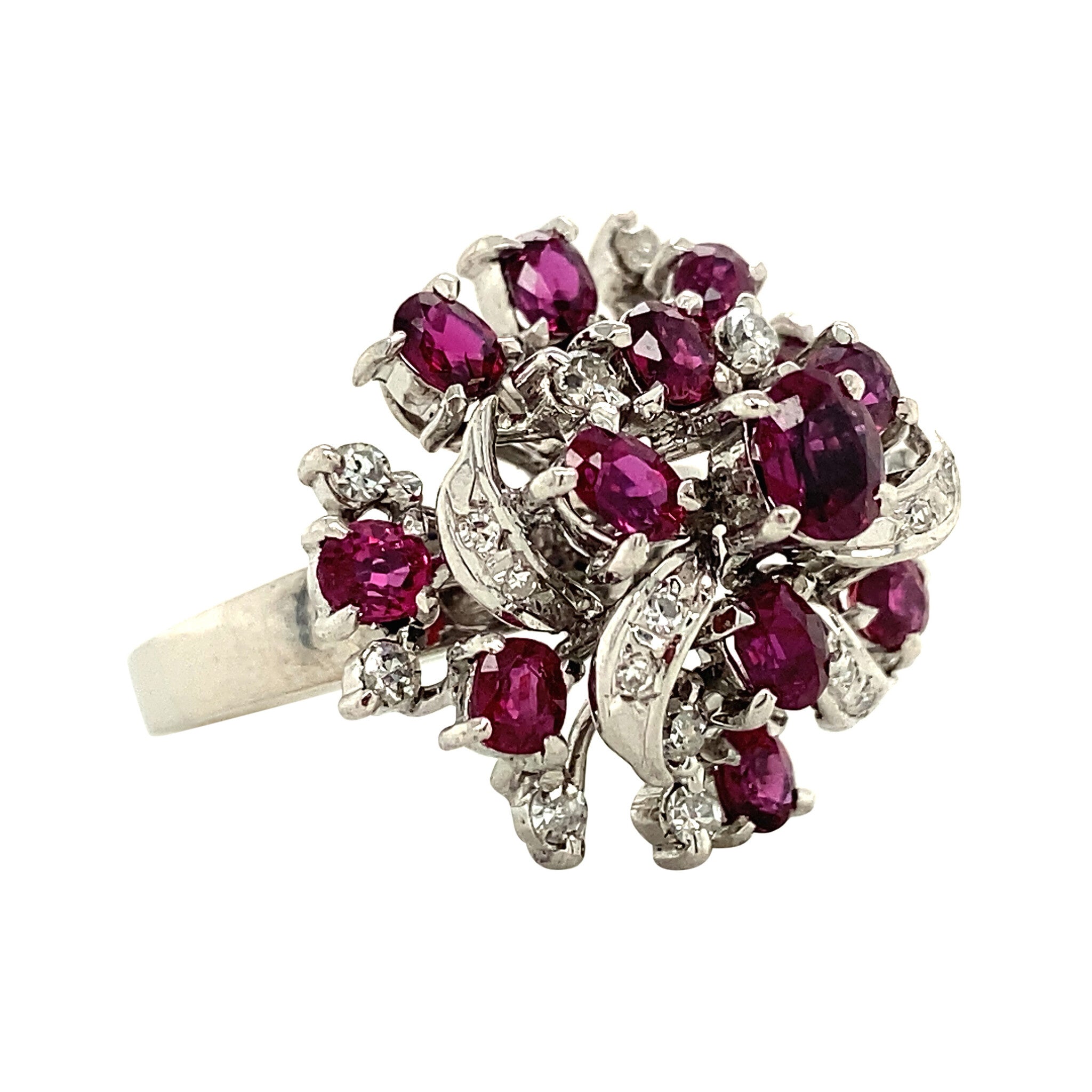 White gold cocktail ring with ruby and diamonds 14 krt