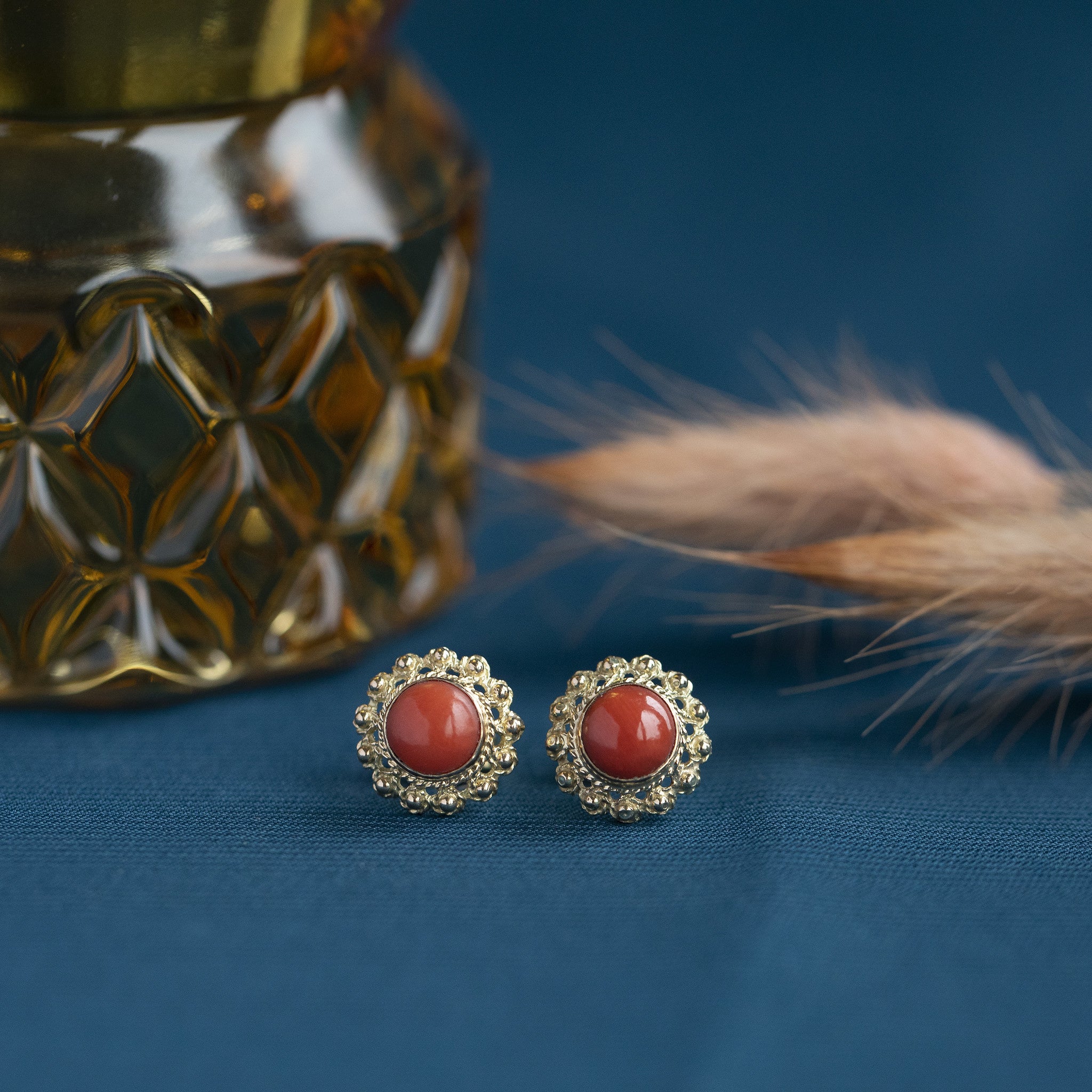 Gold stud earrings with blood coral 12 kt